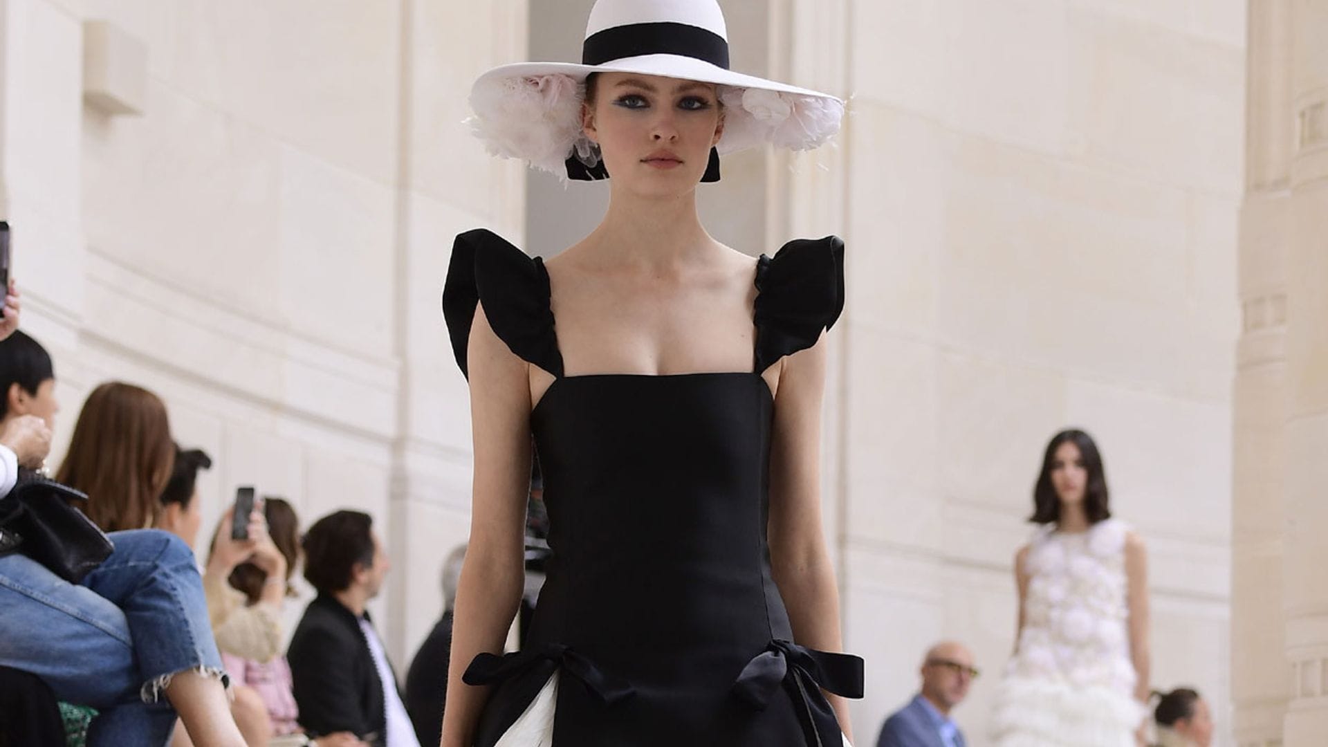 'Cropped tops', lentejuelas y un vestido de novia: Chanel nos lleva al museo con su Alta Costura