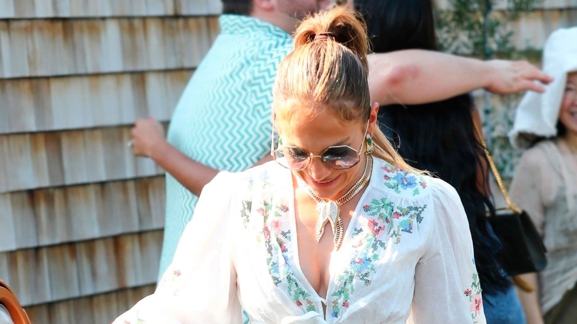 Jennifer Lopez celebra su cumpleaños (sin Ben Affleck) con un look romántico y alpargatas en los Hamptons