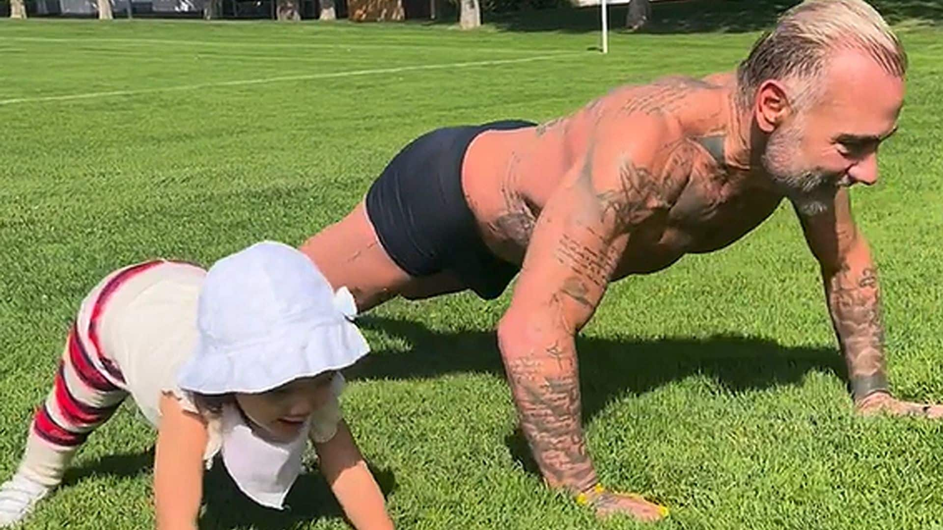 Gianluca Vacchi se pone en forma haciendo flexiones y su hija Blu Jerusalema le imita... a su manera