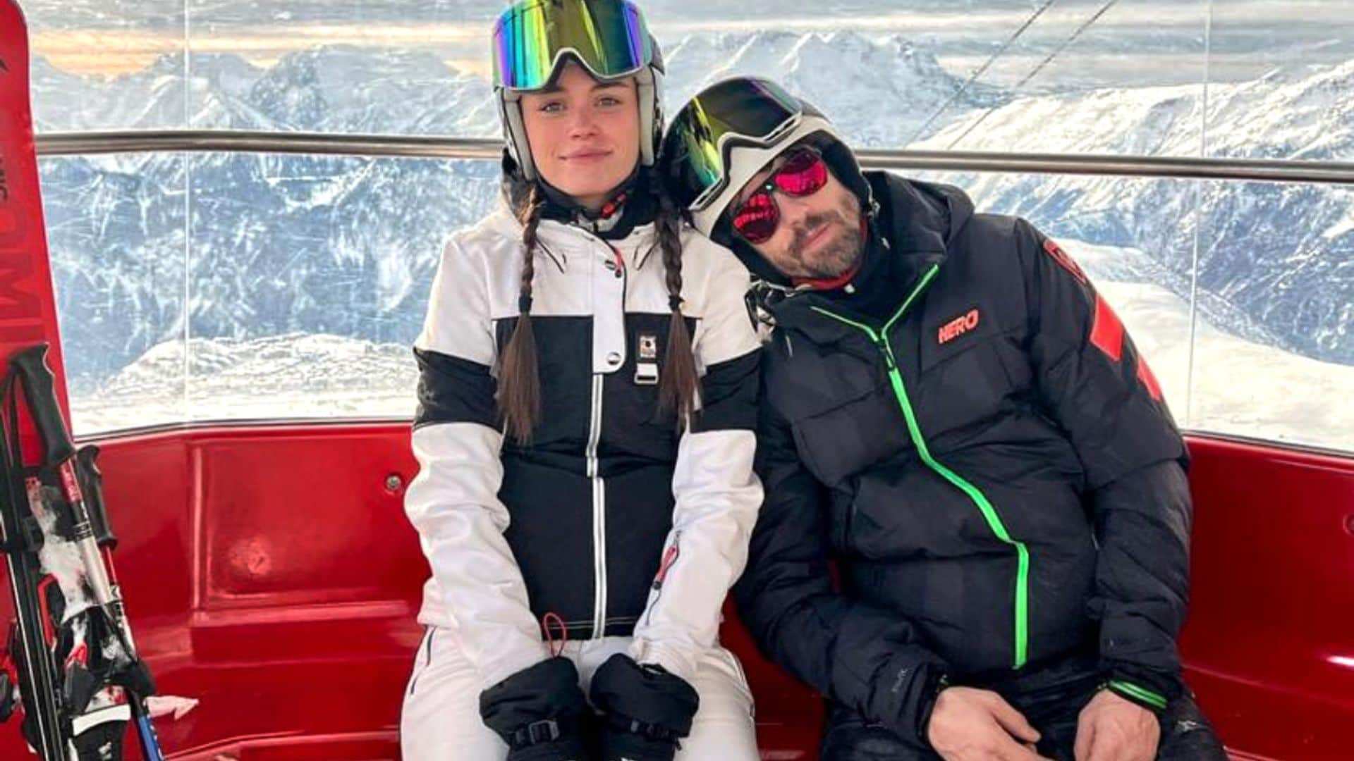 Las imágenes más románticas del viaje navideño de Adrián Lastra y Clara Chaín a Los Alpes