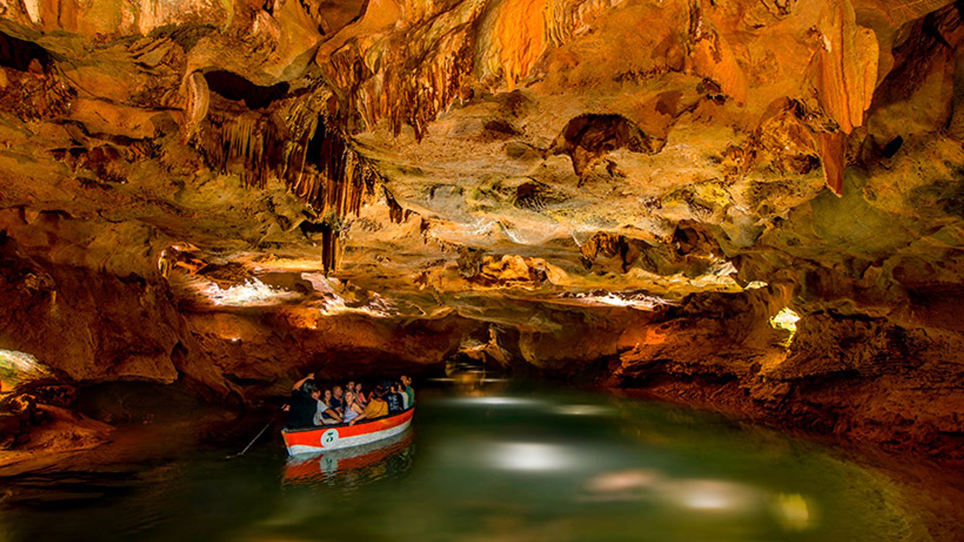 Cinco experiencias originales para vivir dentro de una cueva