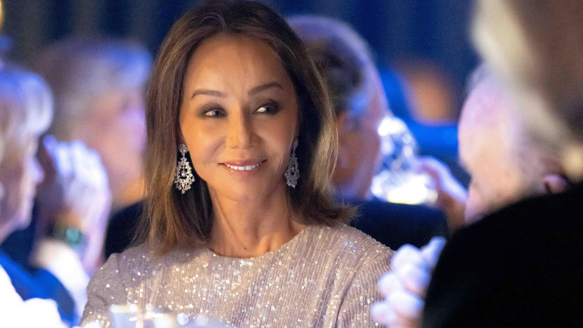 Vestido de ‘paillettes’ y ‘clutch’ con pedrería: Isabel Preysler tiene el look ideal para triunfar estas fiestas