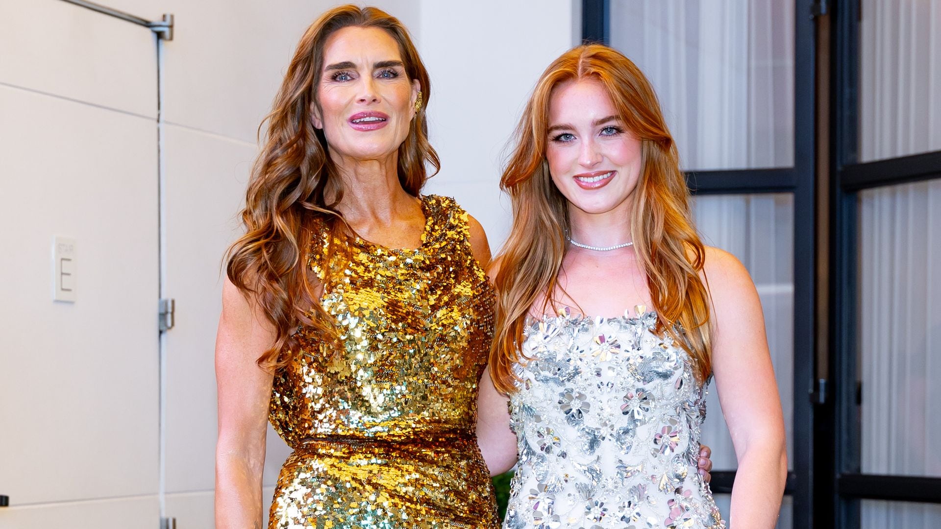 Brooke Shields impacta en Nueva York junto a su hija Rowan y con cambio de look exprés