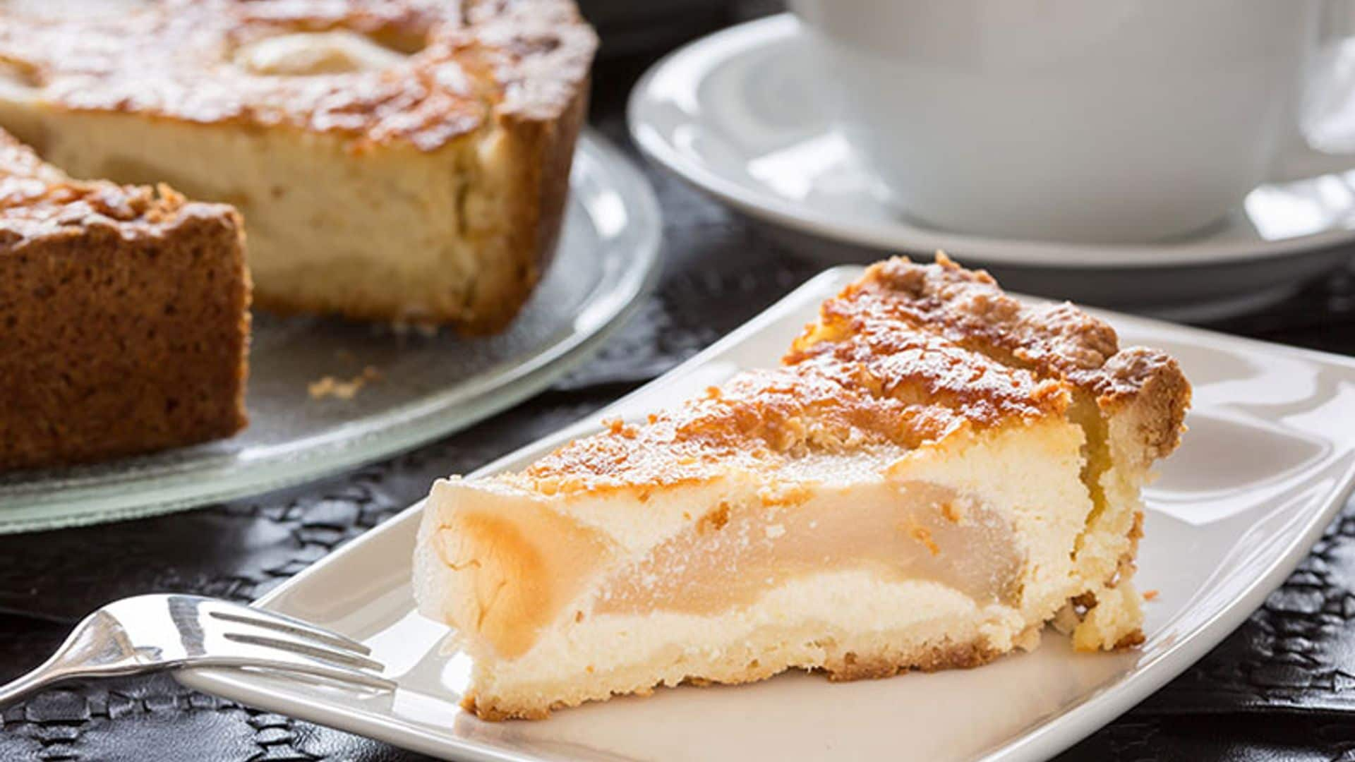 Tarta de queso con peras en almíbar