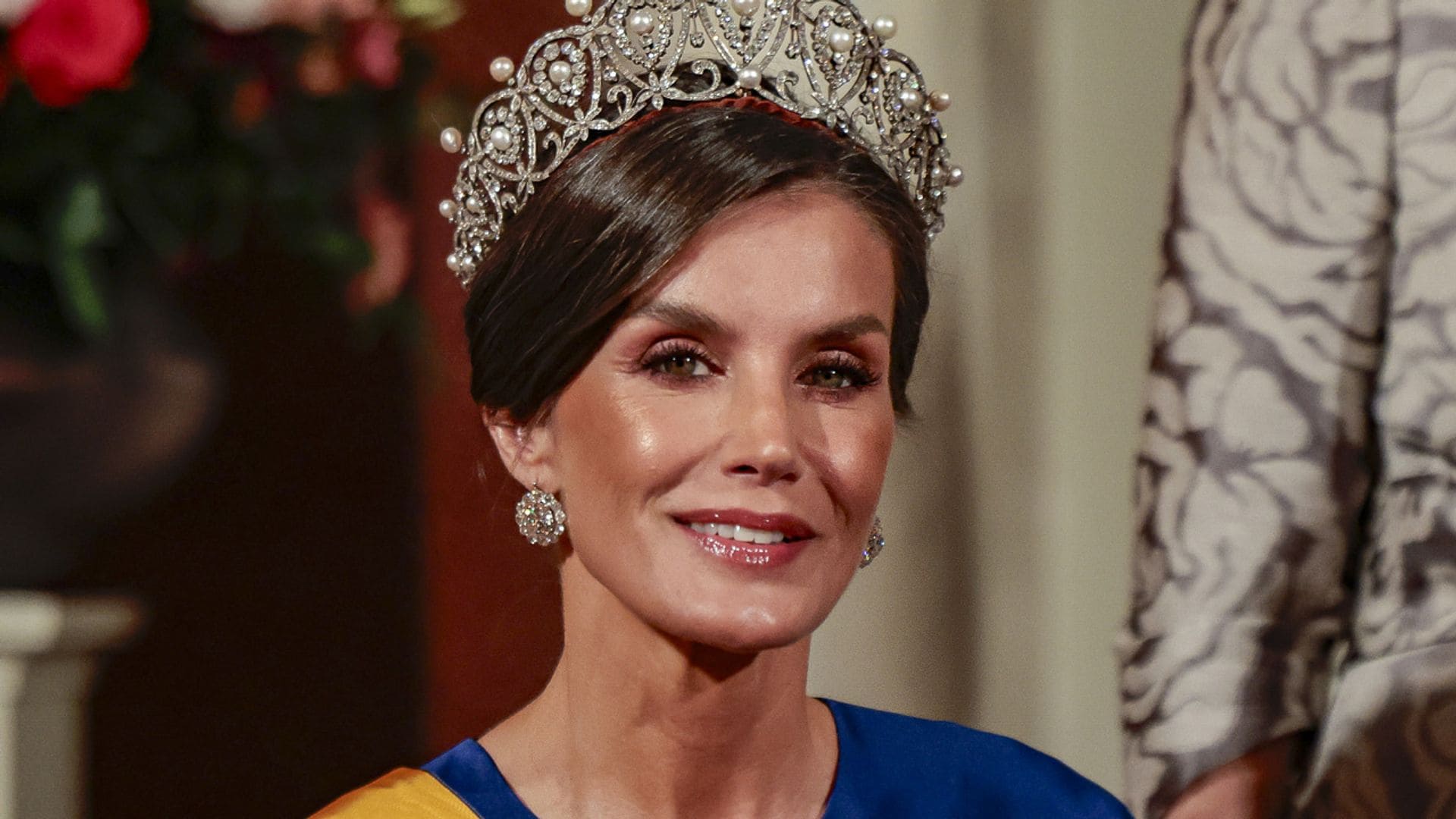 La reina Letizia, fabulosa con su look de gala en Ámsterdam: un nuevo vestido español y la tiara rusa