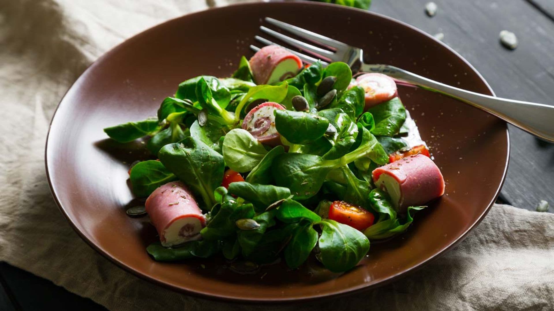 Ensalada de canónigos con rollitos de jamón y pipas de calabaza