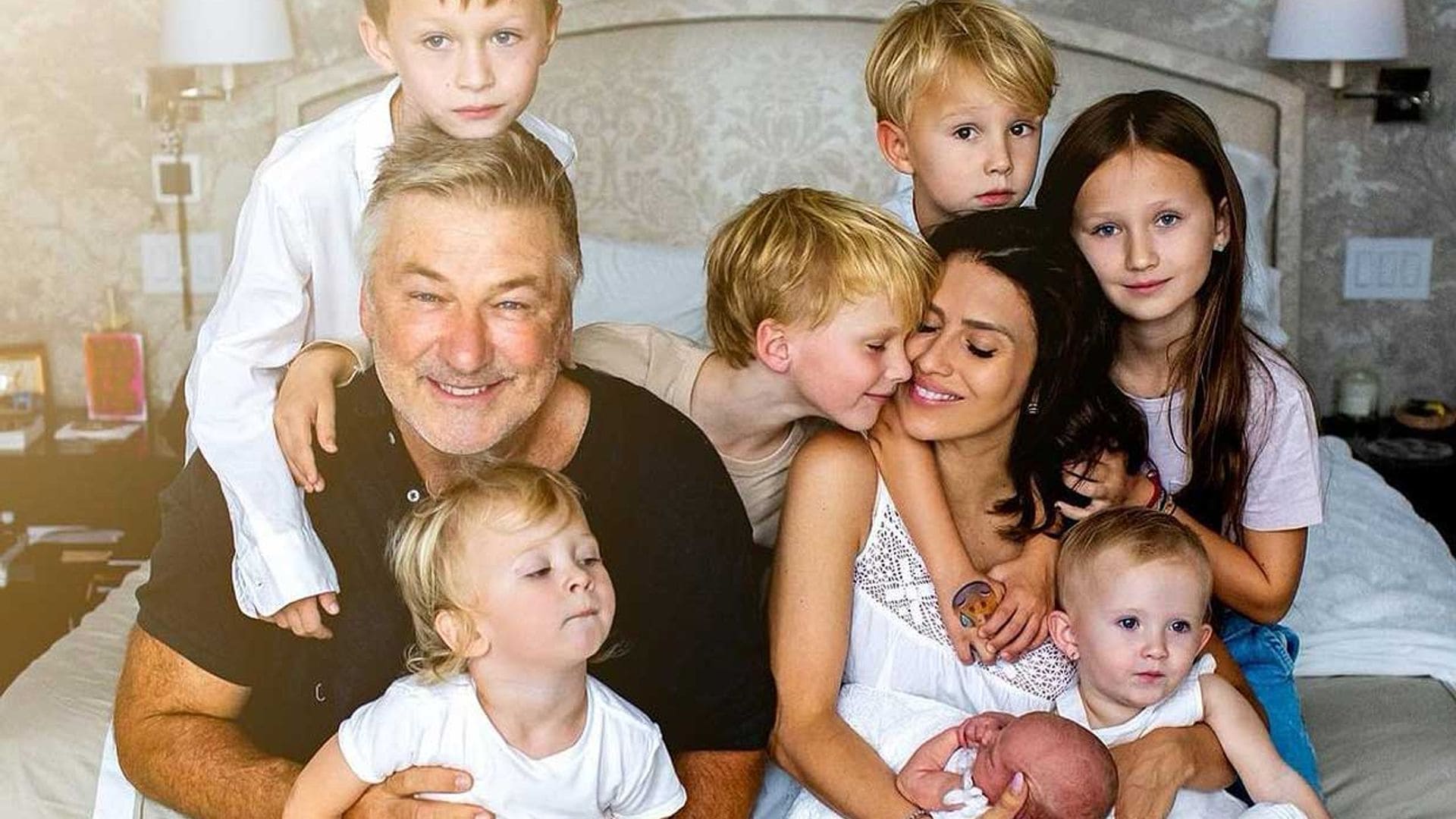 ¡Un equipo de ensueño! Alec e Hilaria Baldwin comparten su primer posado familiar con su séptima hija