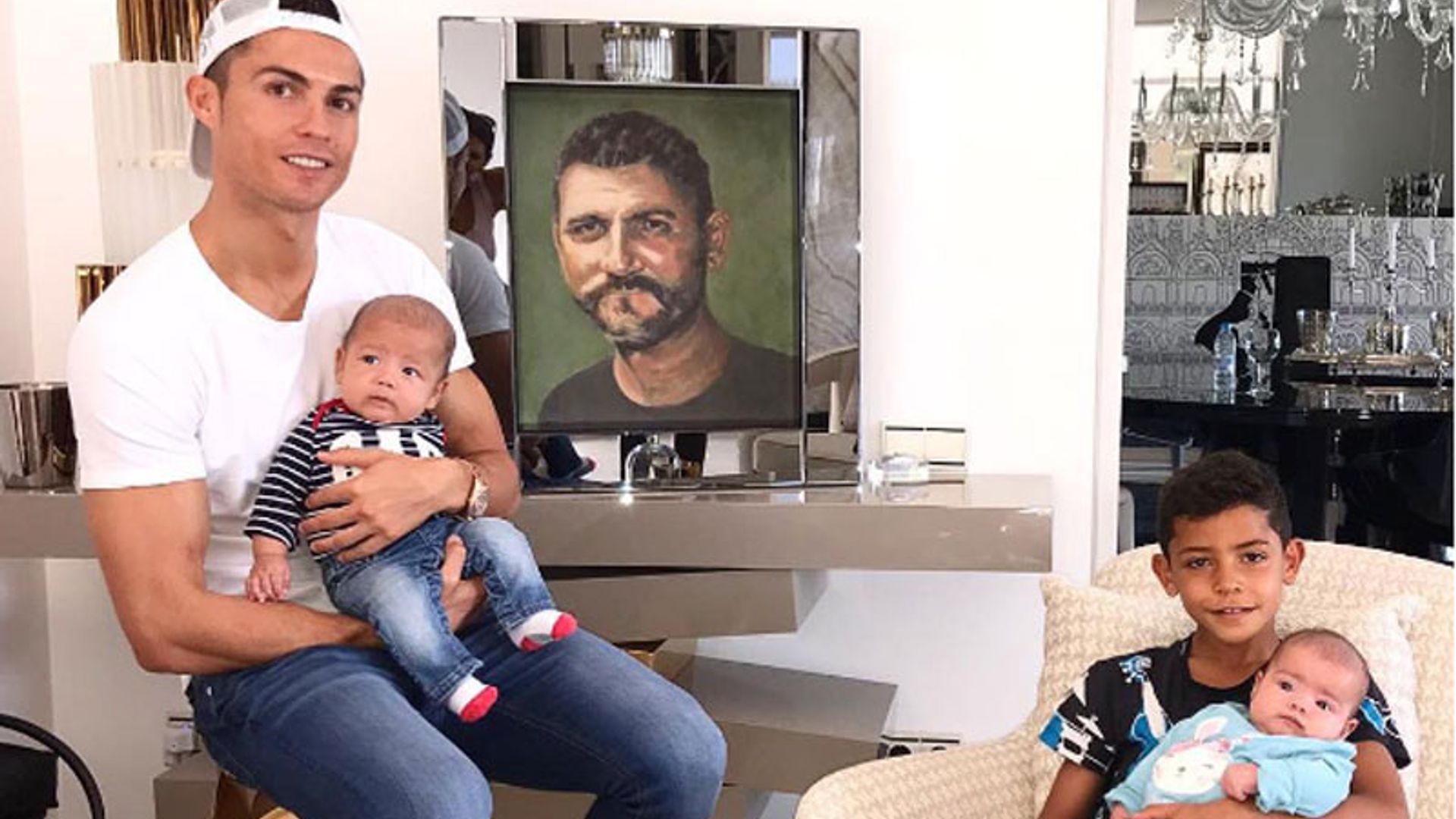 Cristiano Ronaldo recuerda a su padre fallecido con una imagen con todos sus hijos