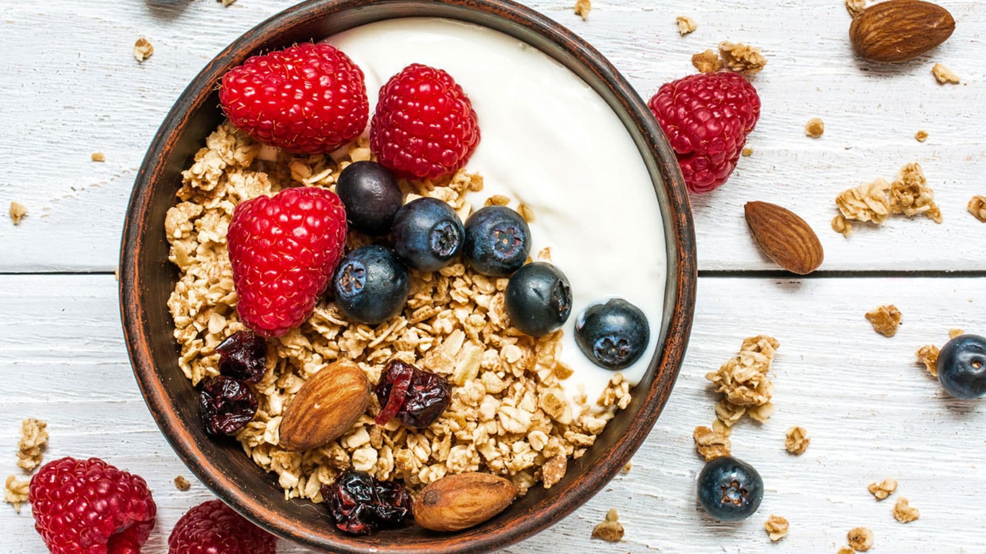 'Bowl' de yogur de soja con frutas y granola