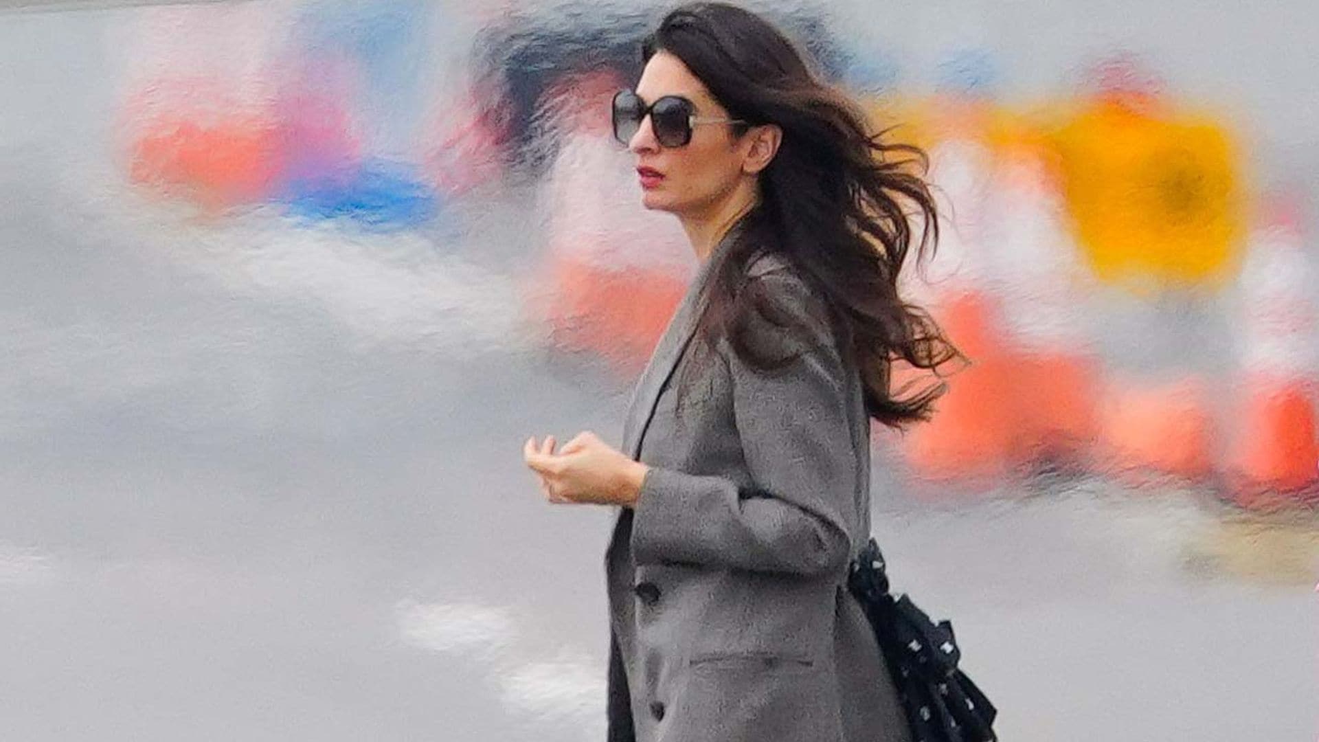 Amal Clooney apuesta por viajar cómoda con vaqueros de campana y zapatillas