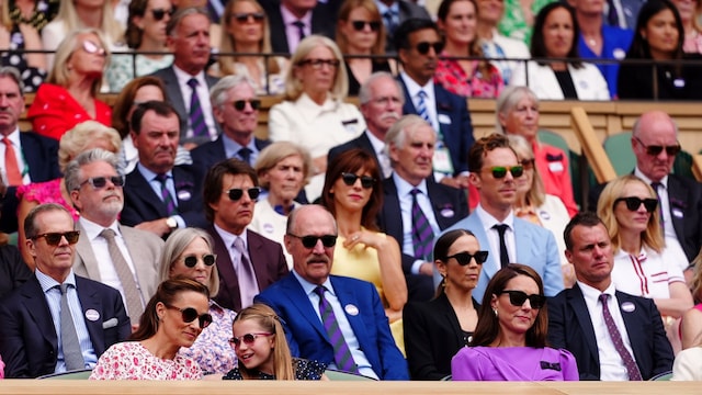 La Princesa de Gales con la princesa Charlotte y Pippa Middelton en la final de Wimbledon junto a Tom Cruize, Benedict Cumberbatch, Sophie Hunter y Julia Roberts, el 14 de julio de 2024