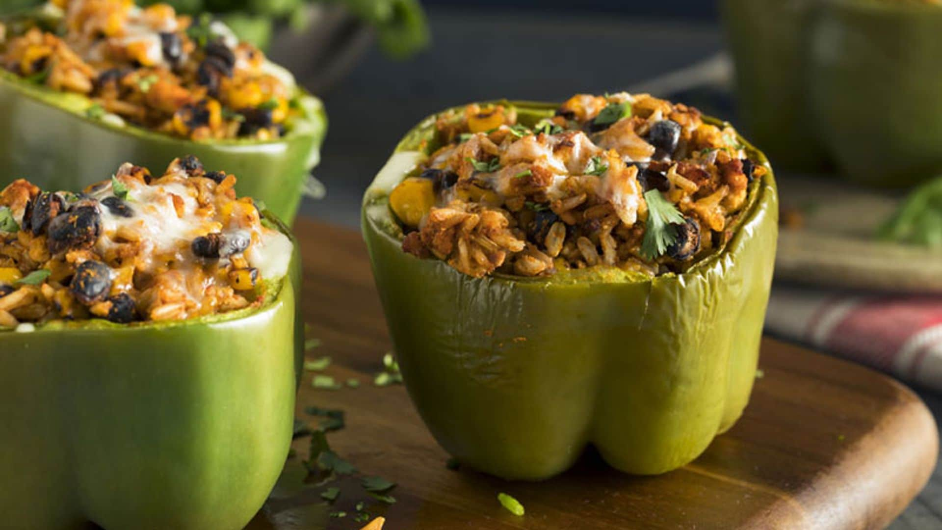 Pimientos verdes rellenos de arroz y olivas