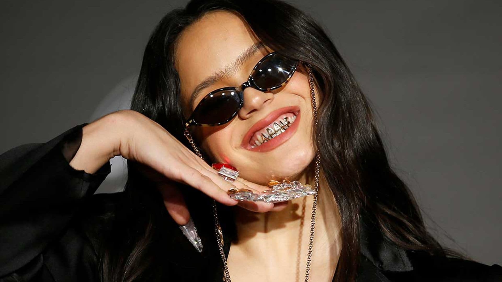 La peligrosa moda de los dientes de oro de Rosalía y otras 'celebs'