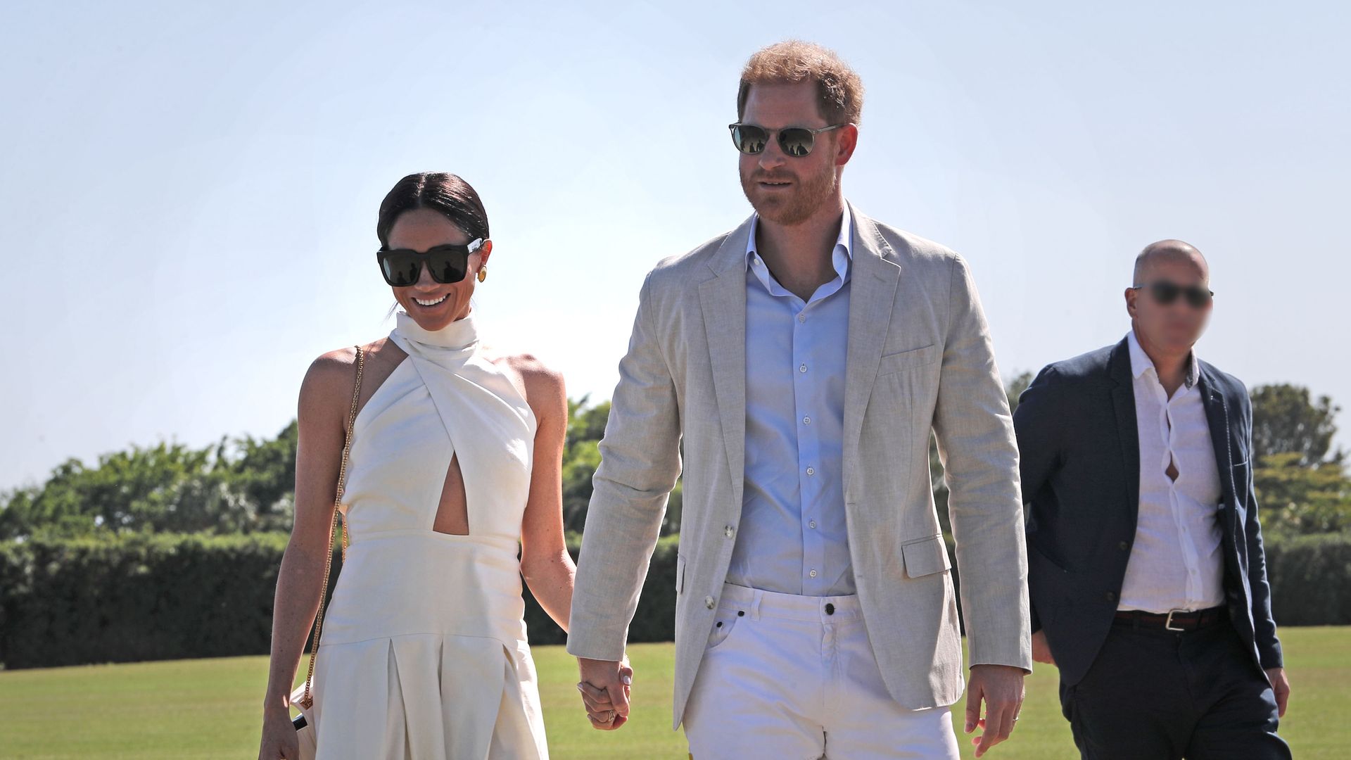 El look minimalista de Meghan Markle en Los Hamptons: traje de lino con chaleco ‘halter’ y pantalón holgado