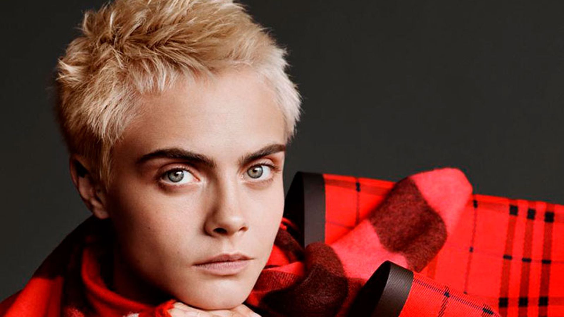 Cara Delevingne da un 'nuevo sabor' a la Navidad de Burberry