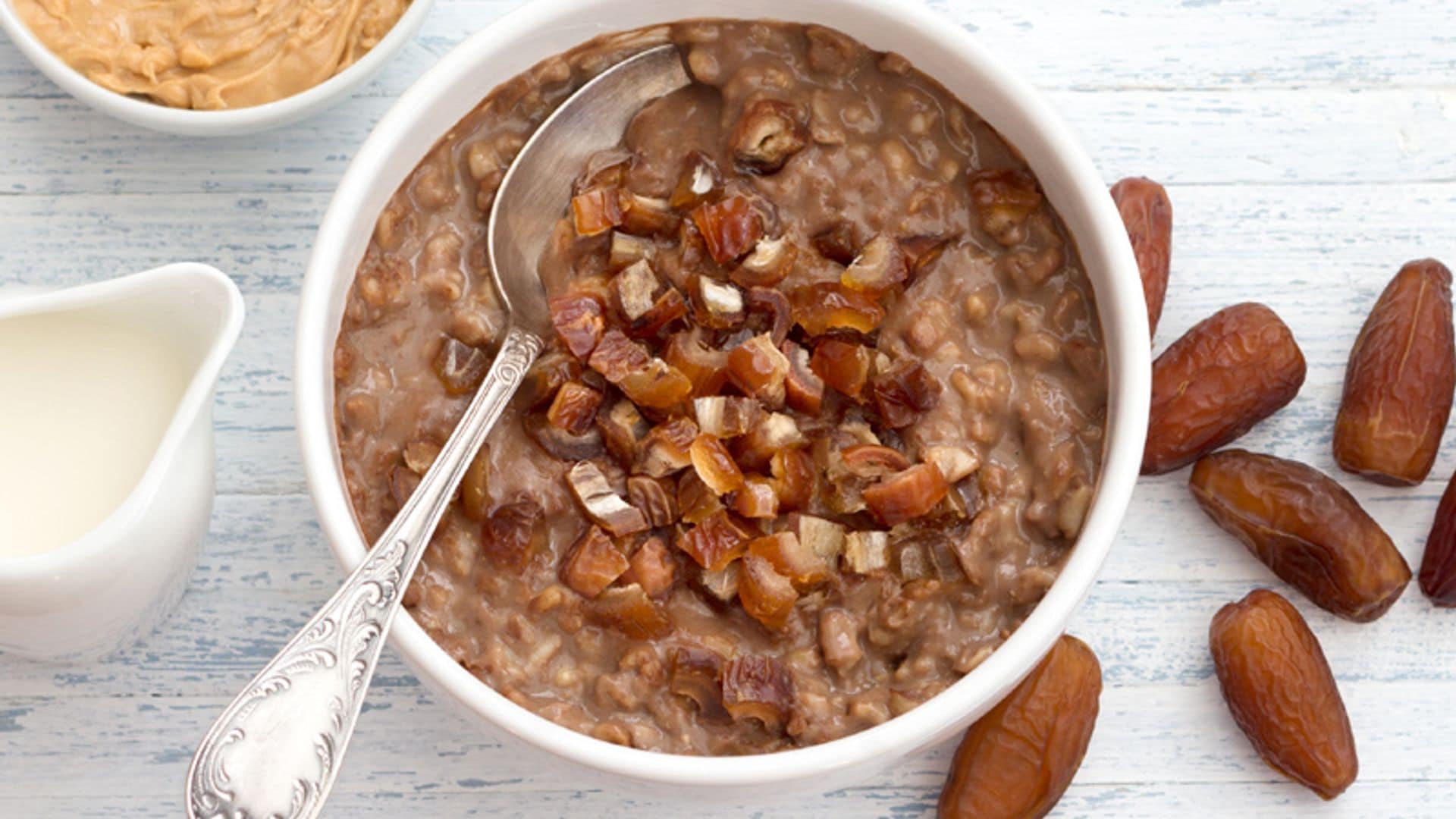 'Bowl' de avena, cacao y dátiles