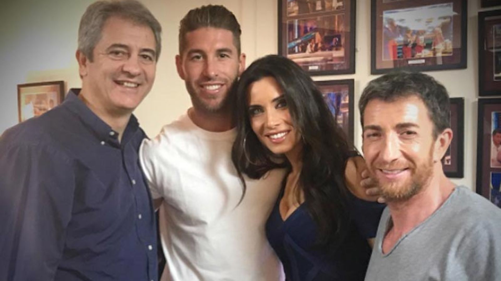 Sergio Ramos se 'cuela' entre el público para arropar a Pilar Rubio en su última aventura