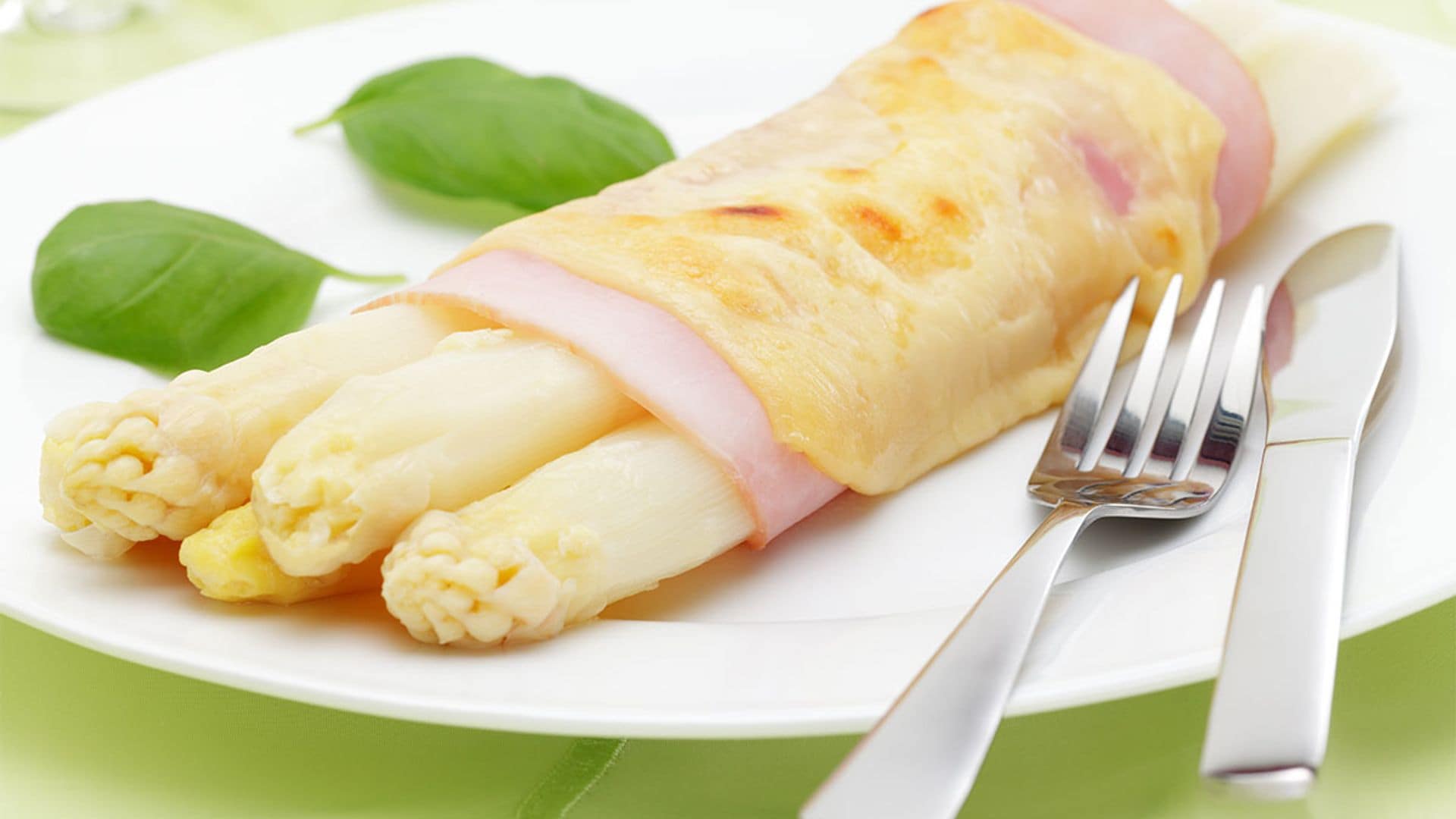 Espárragos blancos con jamón y queso