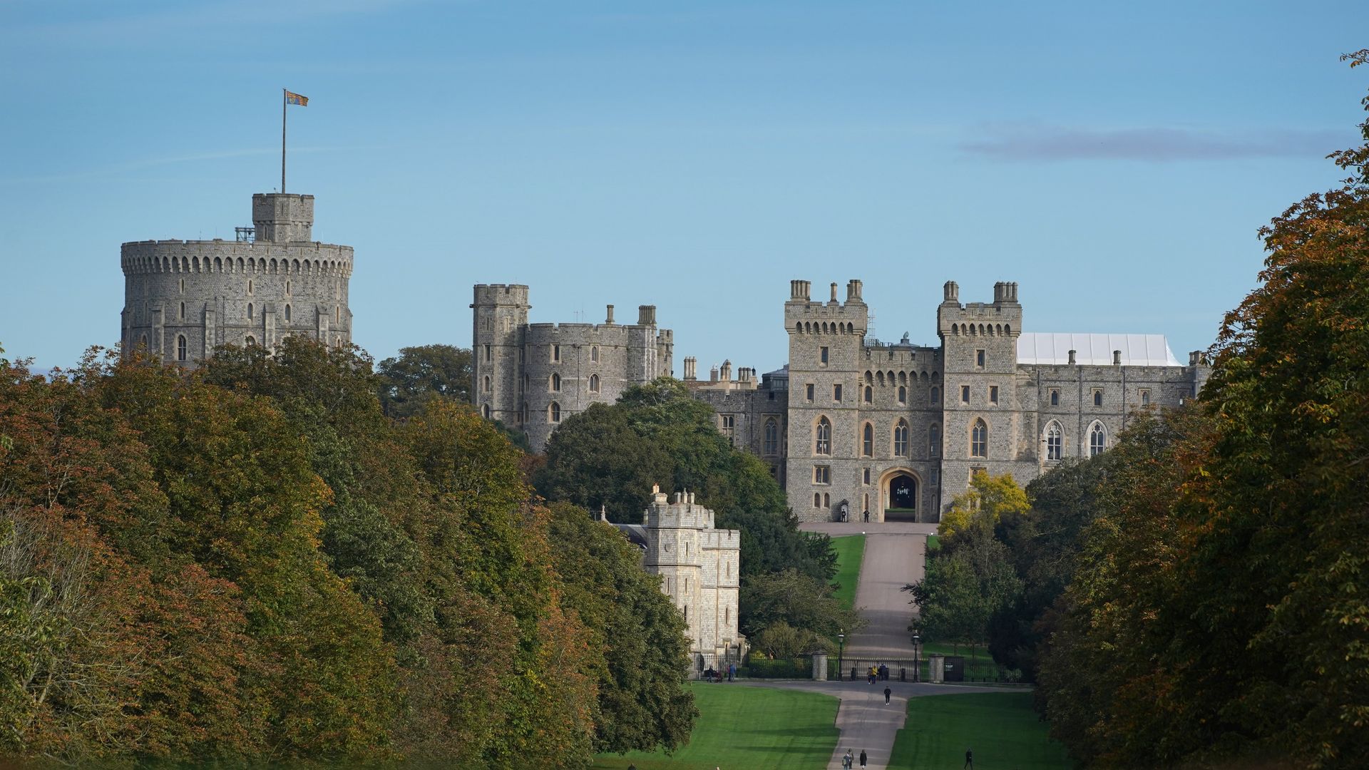 Carlos III recicla las cortinas de Windsor: las subasta y este es el ingenioso resultado