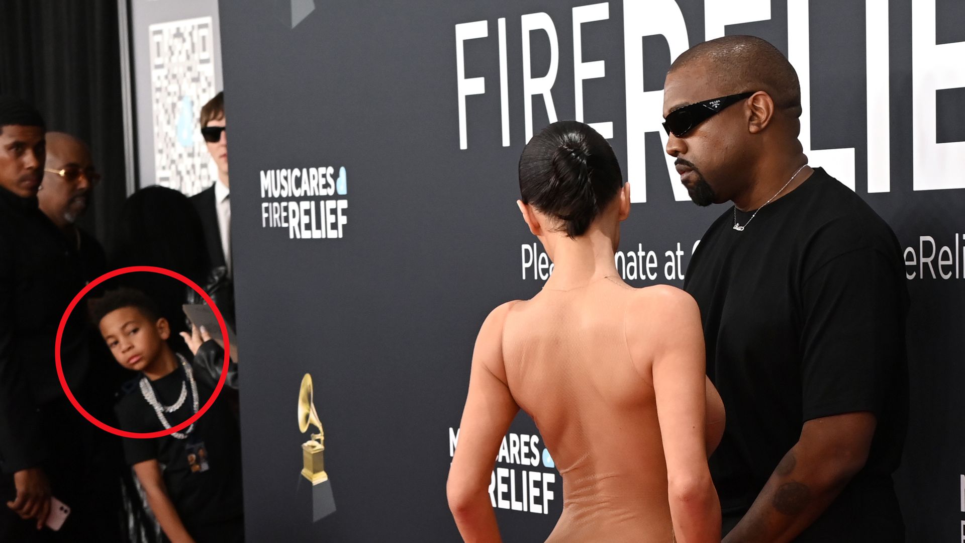 La reacción de un niño al look de Bianca Censori en los Grammy se vuelve viral