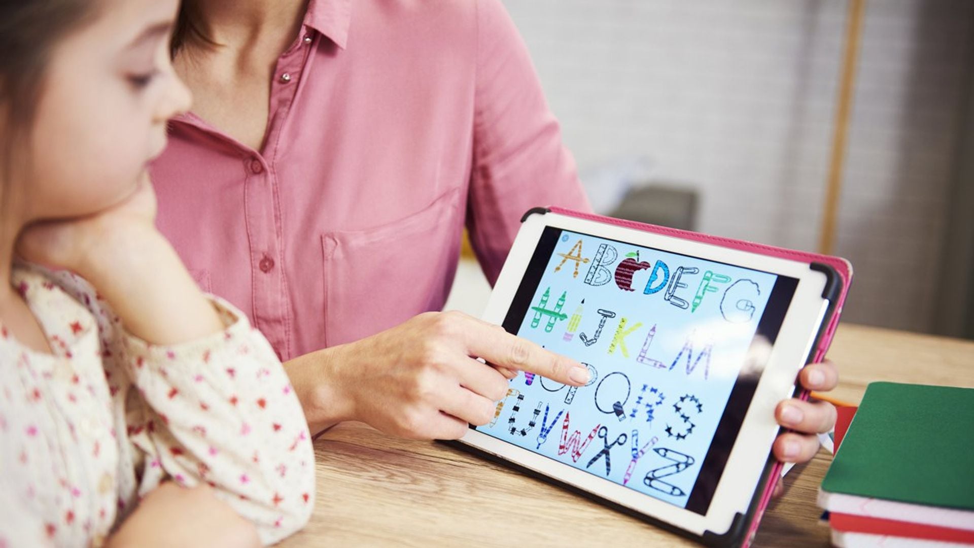 ni a aprendiendo con una tablet el abecedario 