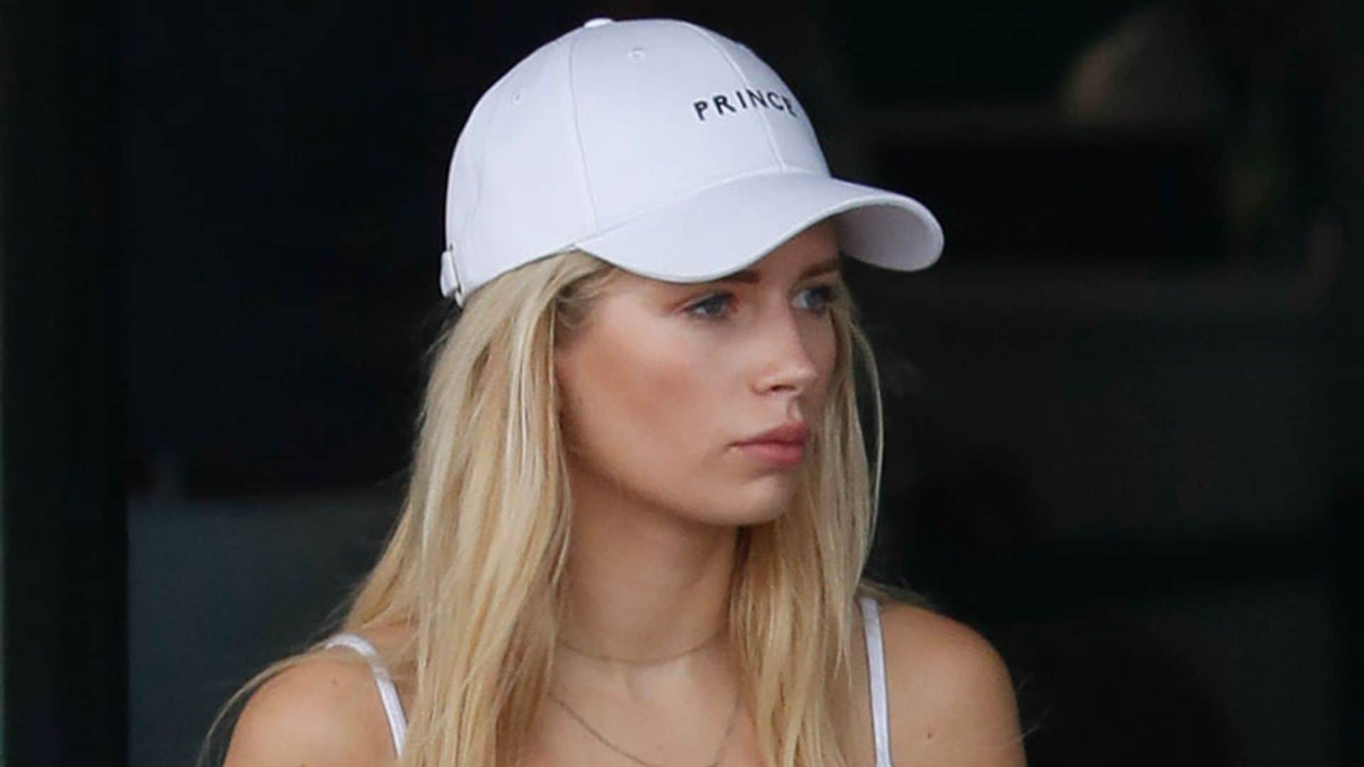 Lottie Moss convierte el chándal blanco en su 'look' más ibicenco