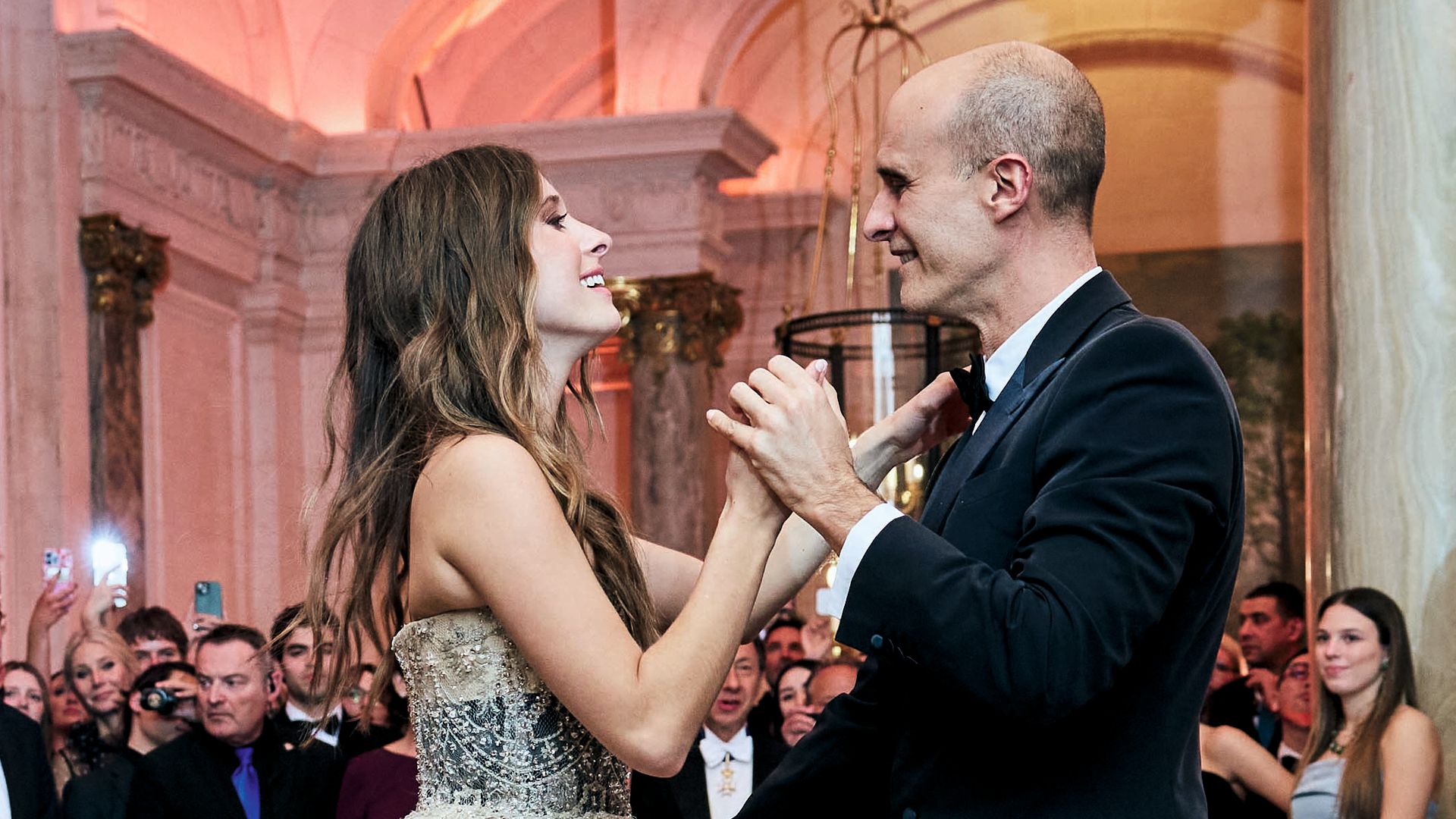 Lucia Ponti bailando con su padre, Edoardo