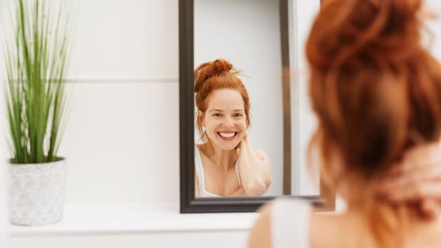 mujer mira espejo