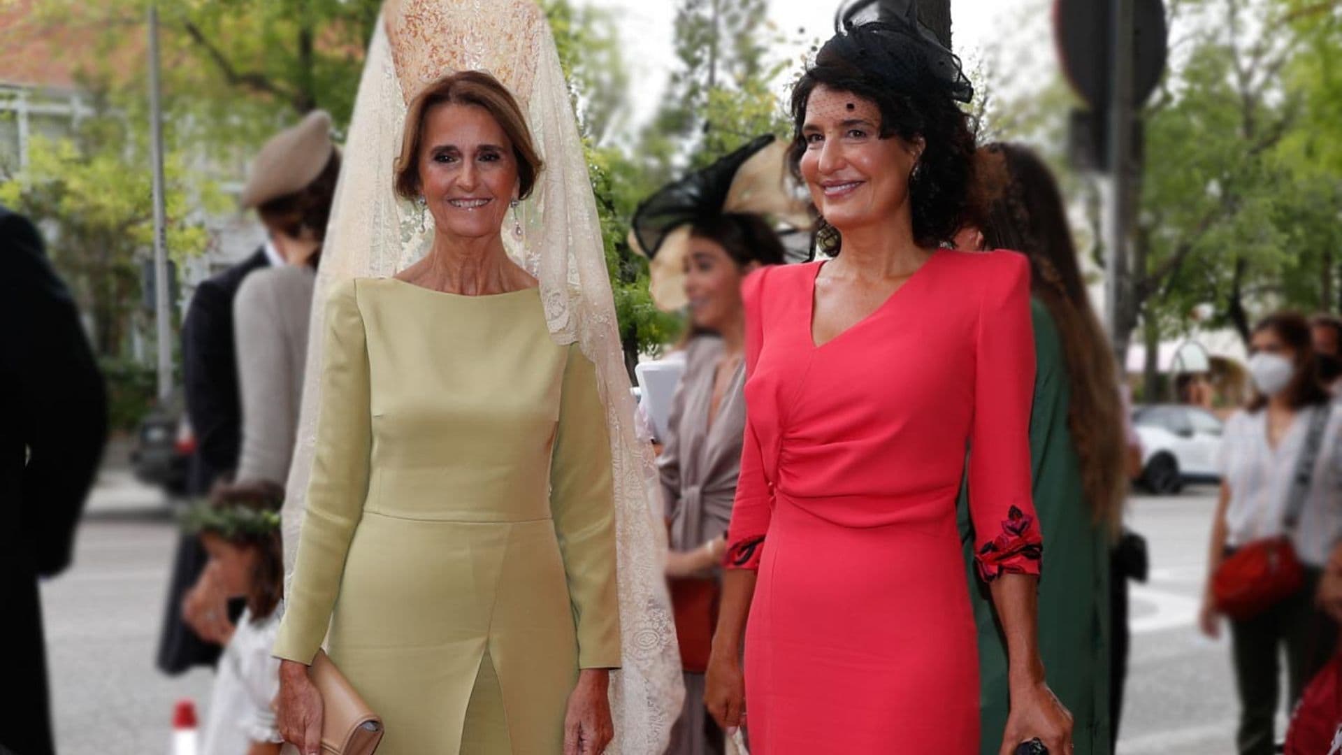 La madrina y la madre de la novia, dos looks impecables y un tono inesperado