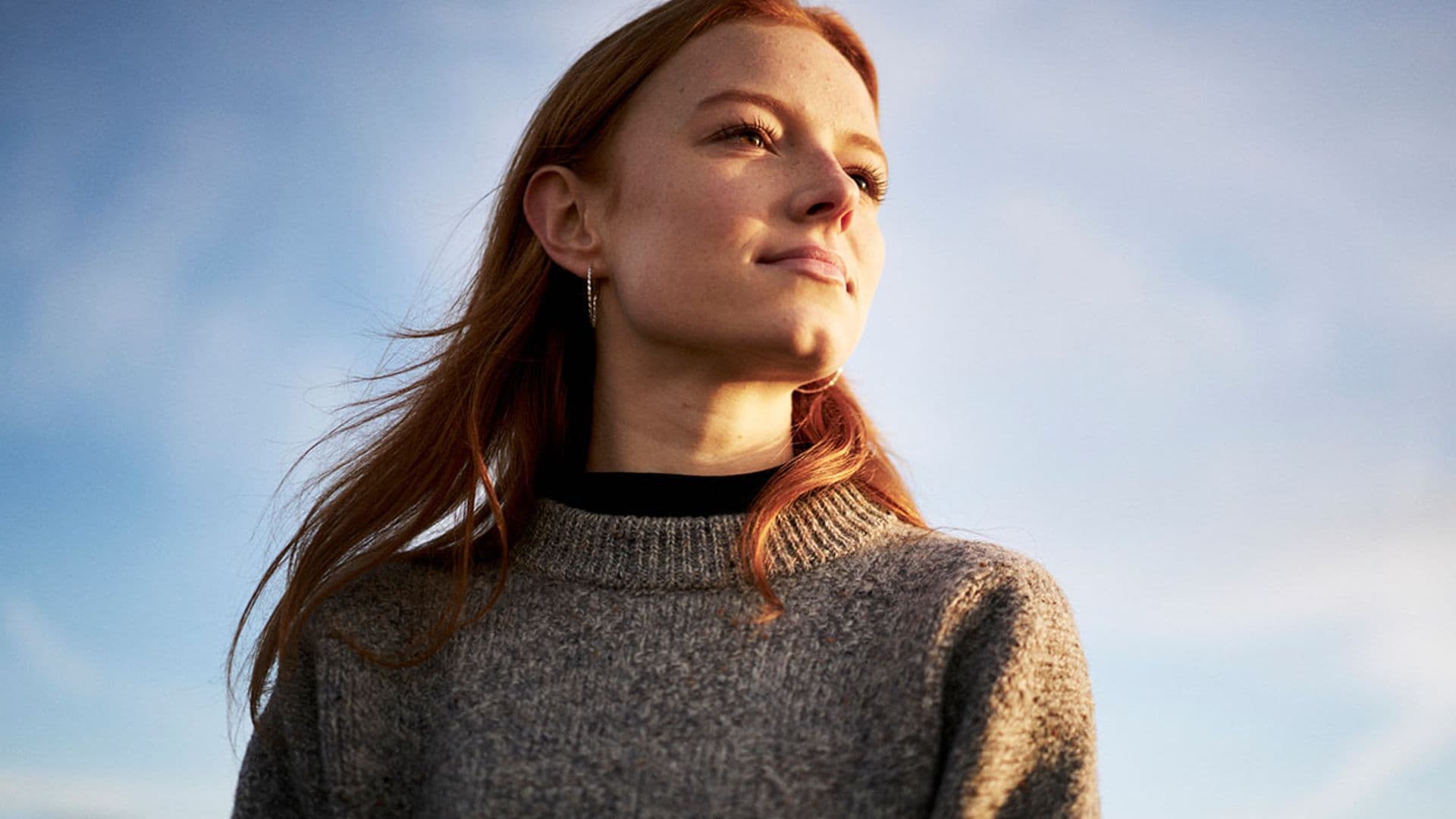 mujer mira horizonte