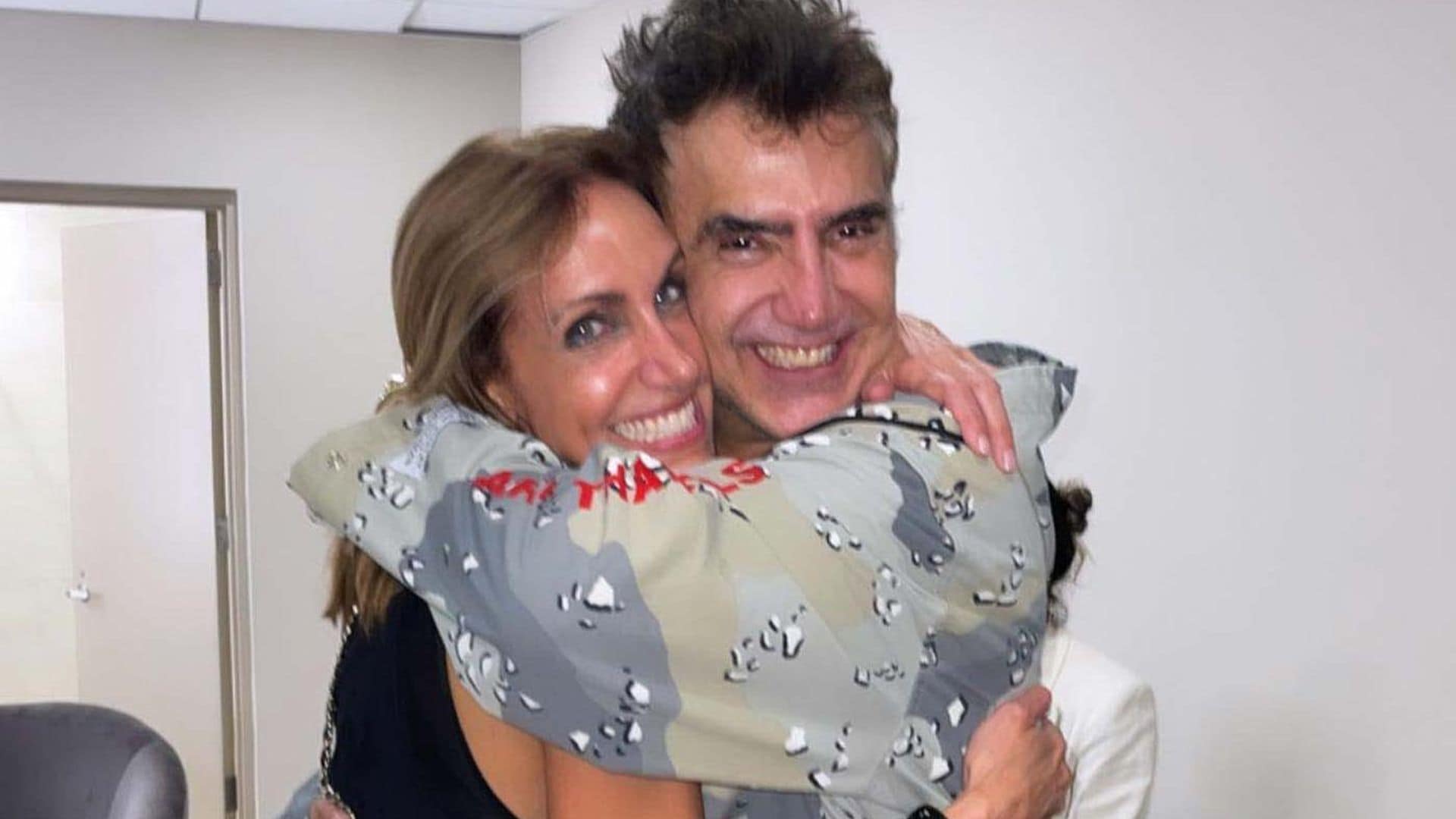Lili Estefan muestra el lindo gesto que tuvo con ella Alejandro Fernández en pleno concierto