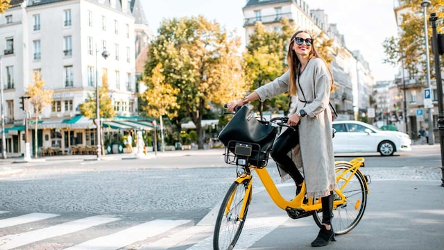 mujer montando bici