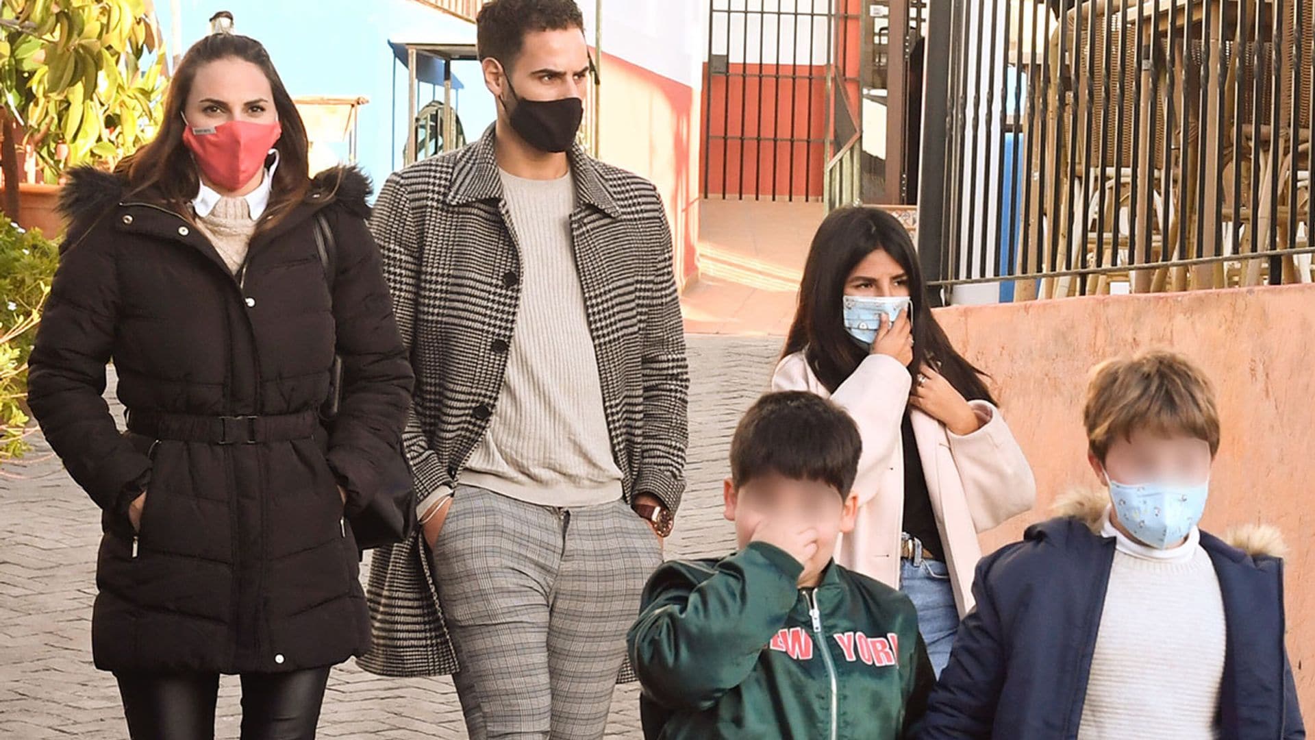 Ana y Carlota Rivera ayudan a soplar las velas a Alberto, el hijo de Isa Pantoja, que cumple siete años