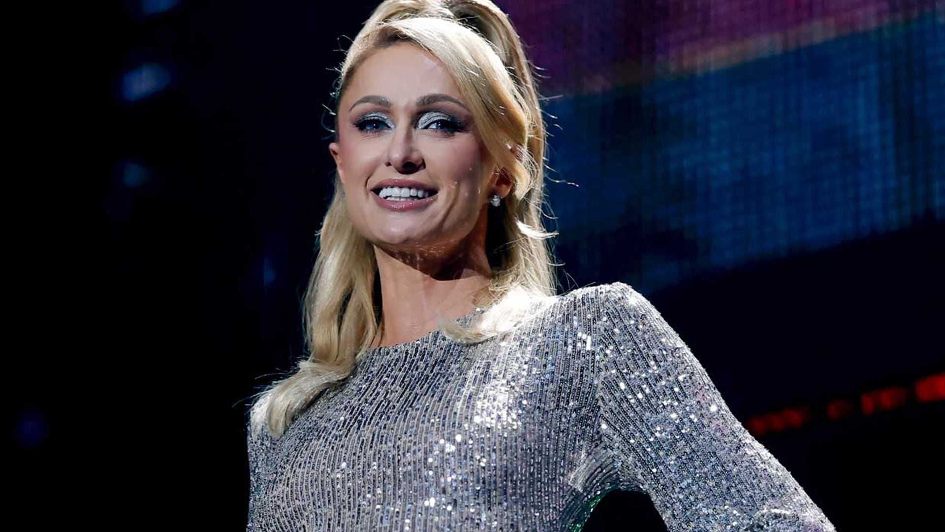 Paris Hilton inaugura la Navidad tras el nacimiento de su segundo bebé con un vestido de estrellas