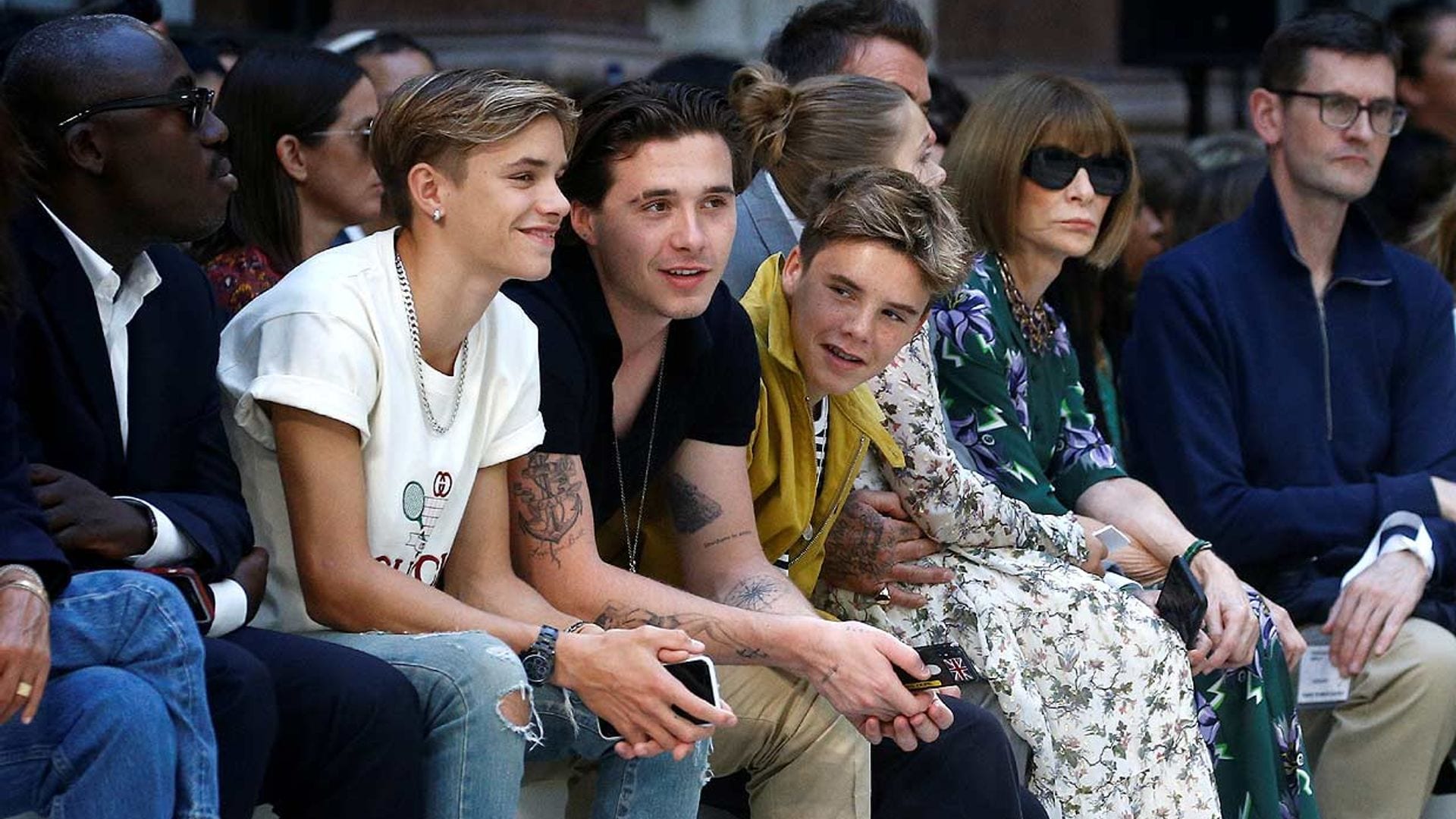 Romeo Beckham, con su familia (y alguien más) en el desfile de su madre, ¿está enamorado?