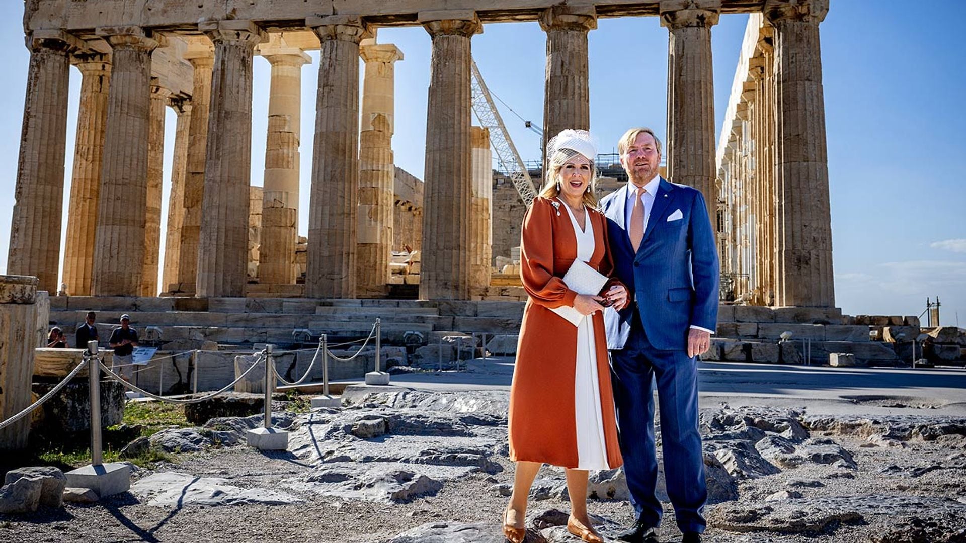 Sus pendientes favoritos, tocado con rejilla... El sensacional despliegue de la reina Máxima a su llegada a Atenas