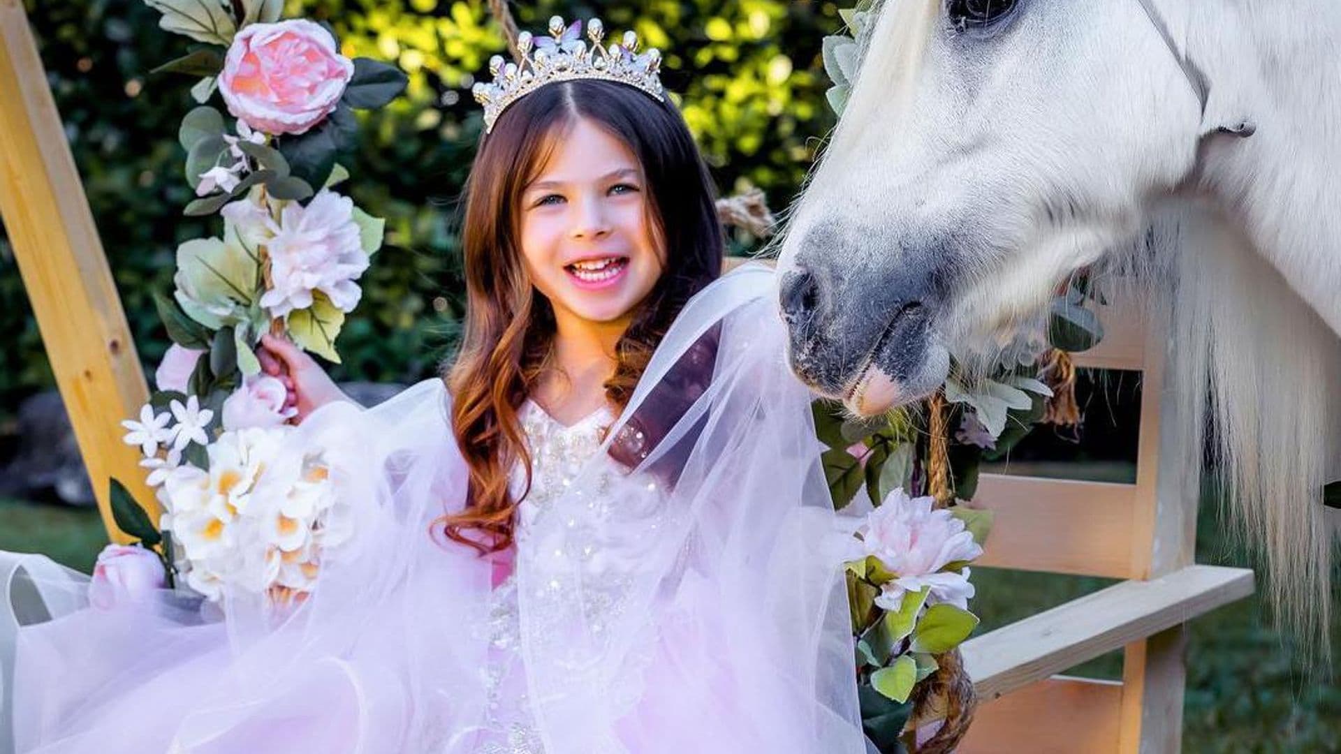 Luna, hija de Ximena Duque, de lo más adorable en sus clases de golf