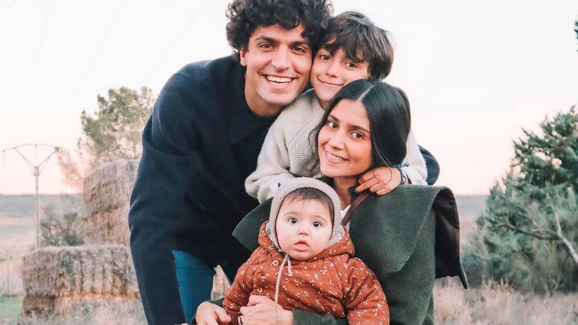 Las tiernas imágenes de Tomi, el hijo mayor de María García de Jaime, enseñando a andar a su hermanita Catalina