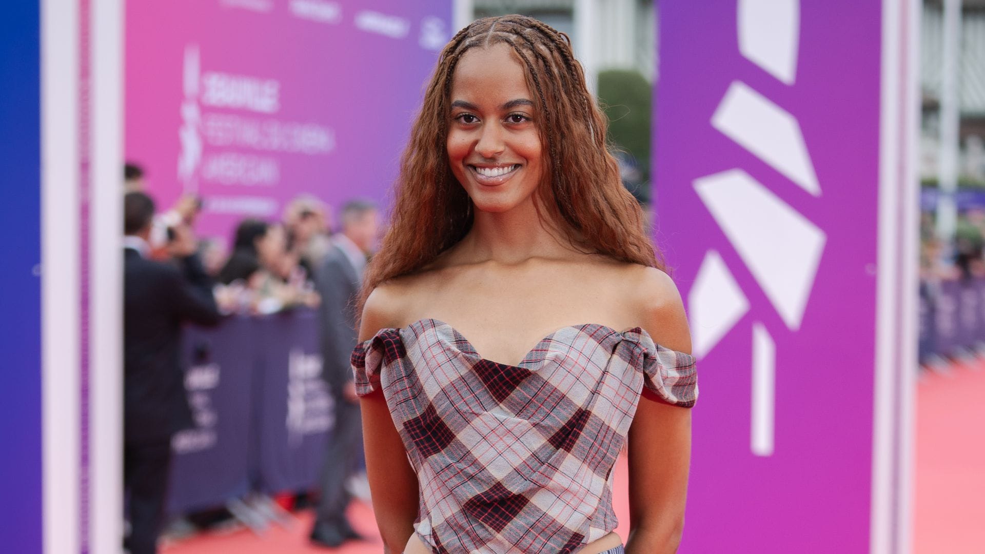 La imagen más 'punk' de Malia Obama sobre la alfombra roja en Francia para promocionar su primera película