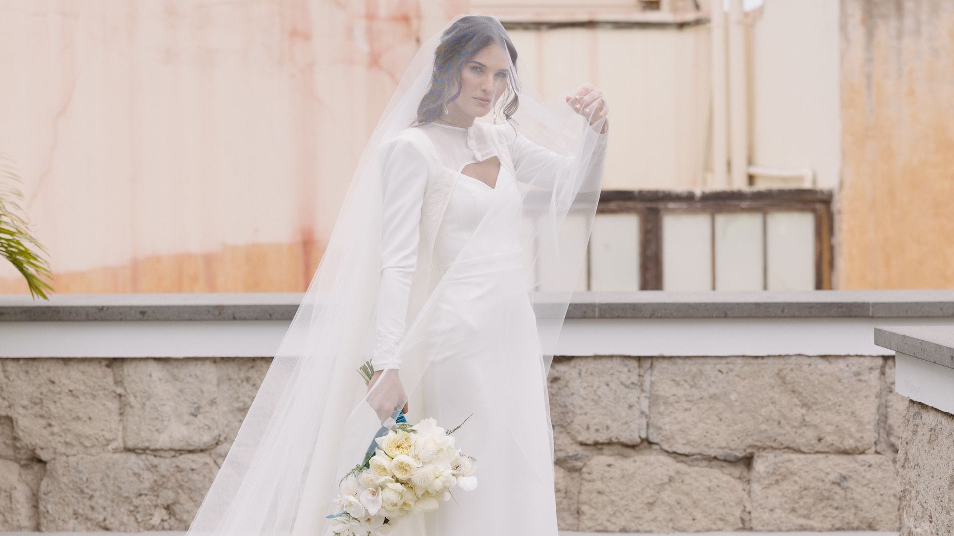 Marina, la modelo que se casó en Canarias con un vestido con capa ¡y se cortó el pelo en plena boda!