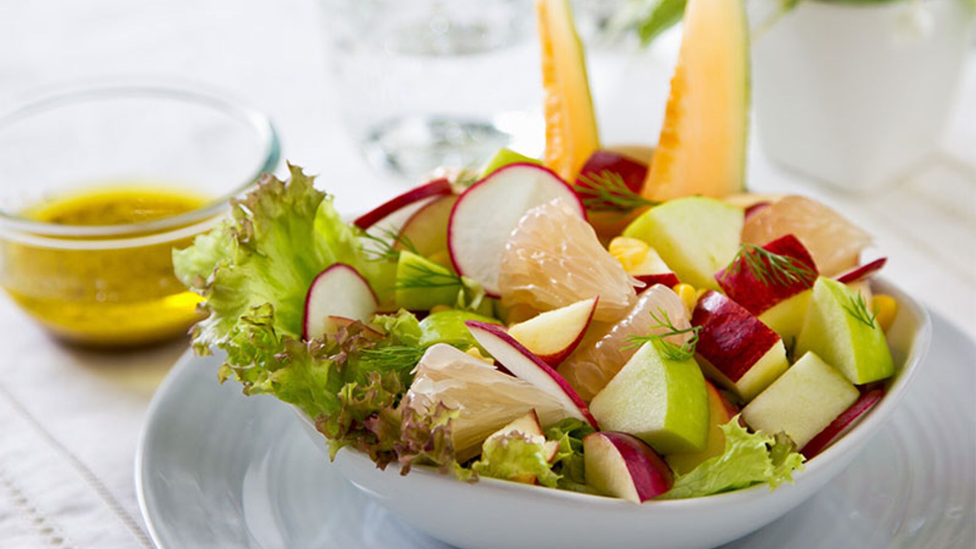 Ensalada de melón, pomelo y manzana con vinagreta de mostaza