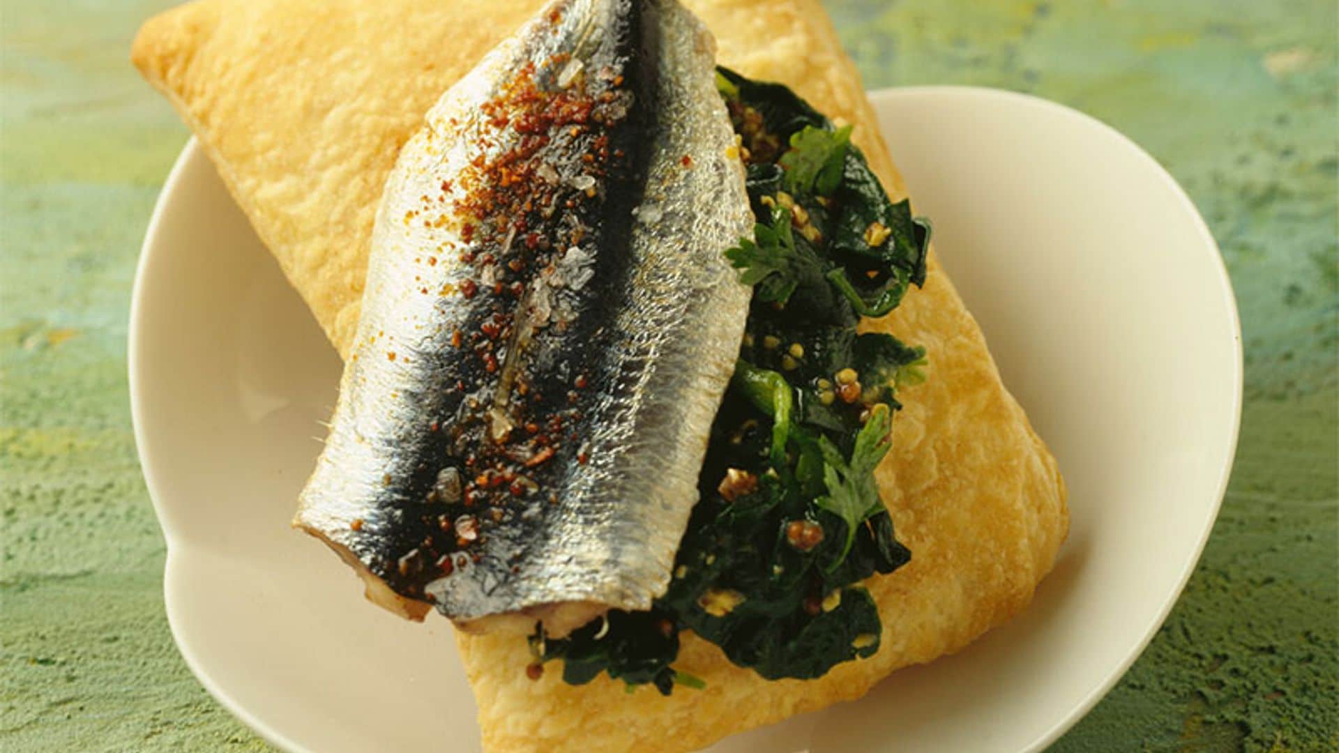 Aperitivo de sardinas sobre mojo verde y aceite picante