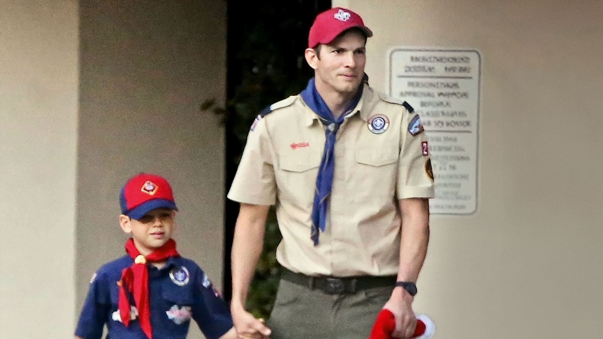 Ashton Kutcher da a su hijo, Dimitri, palabra de 'boyscout'