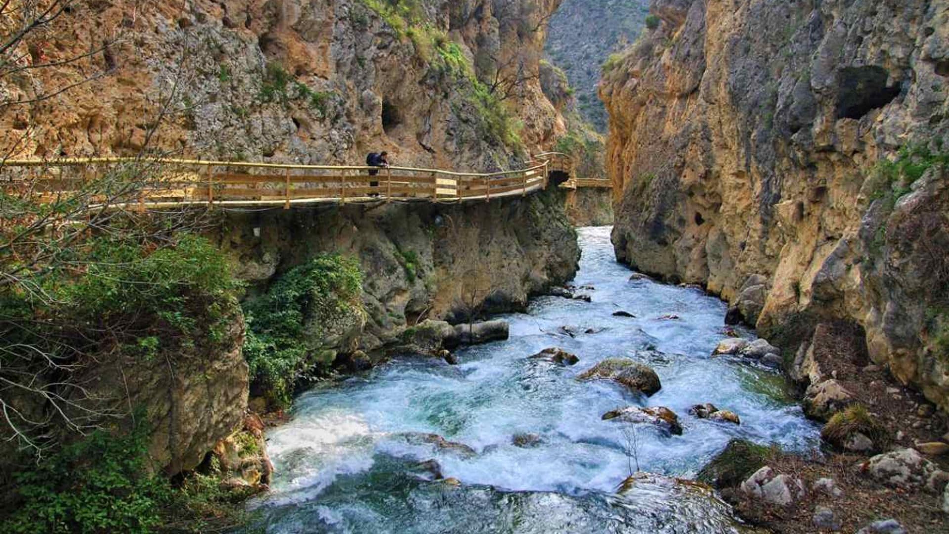 Un camino de pasarelas sobre las aguas en Granada