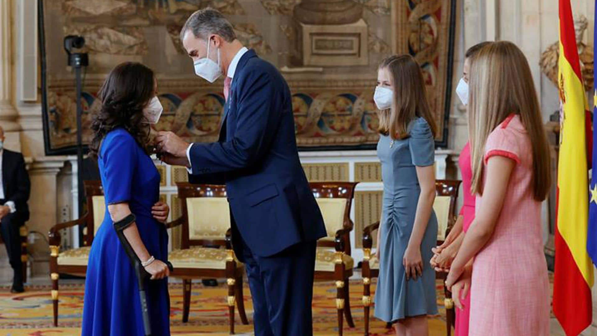 Una conductora de ambulancias, un transportista… las dieciséis mujeres y ocho hombres premiados con la medalla del Mérito Civil en 2021