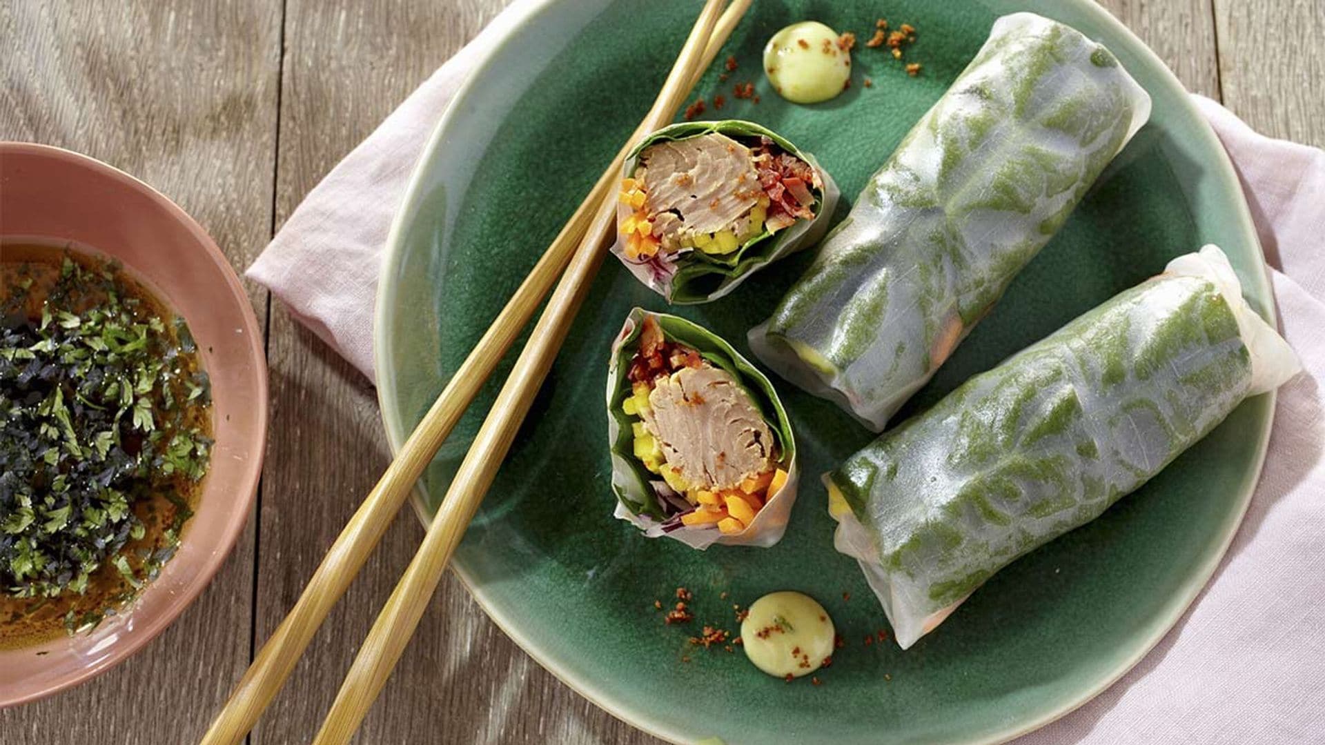 Rollitos de papel de arroz, lechuga, vegetales y atún