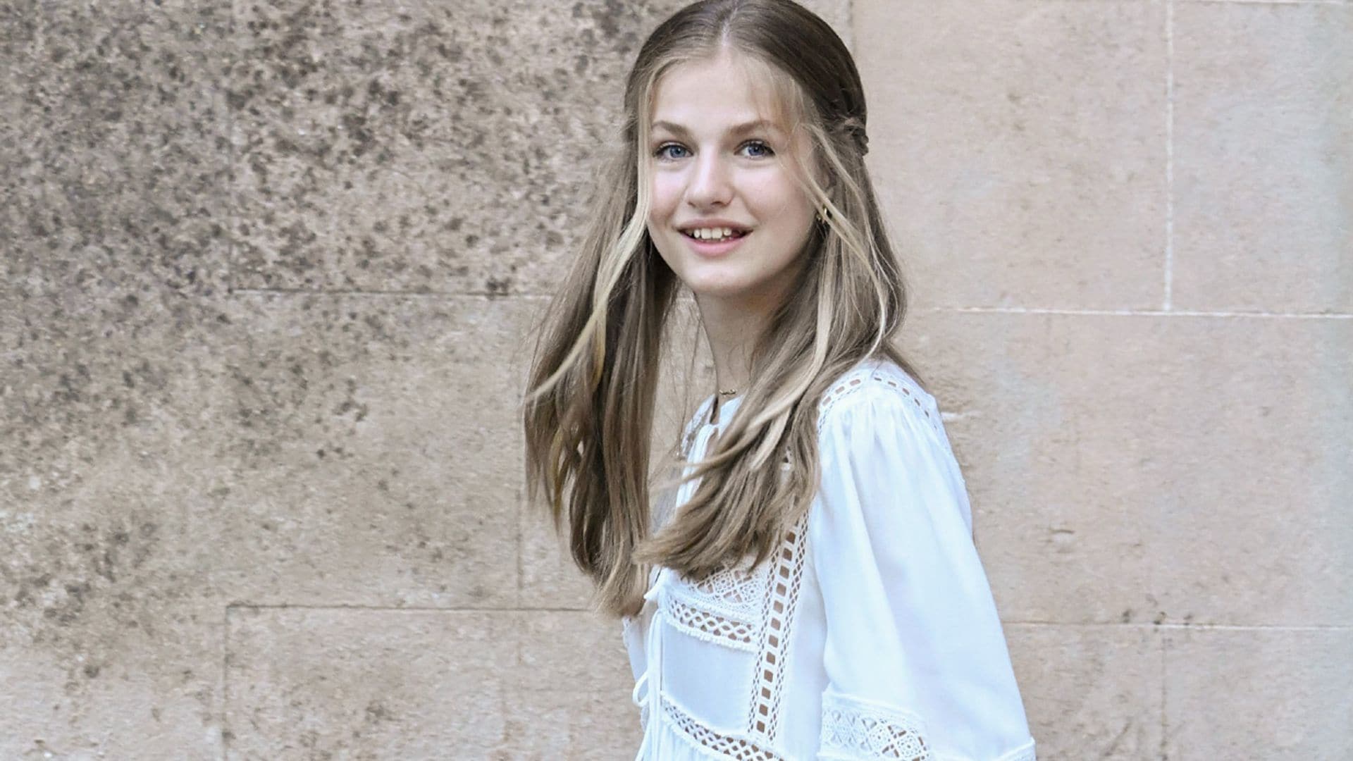 La imagen veraniega de Leonor con su mirada realzada y peinado natural con trenzas