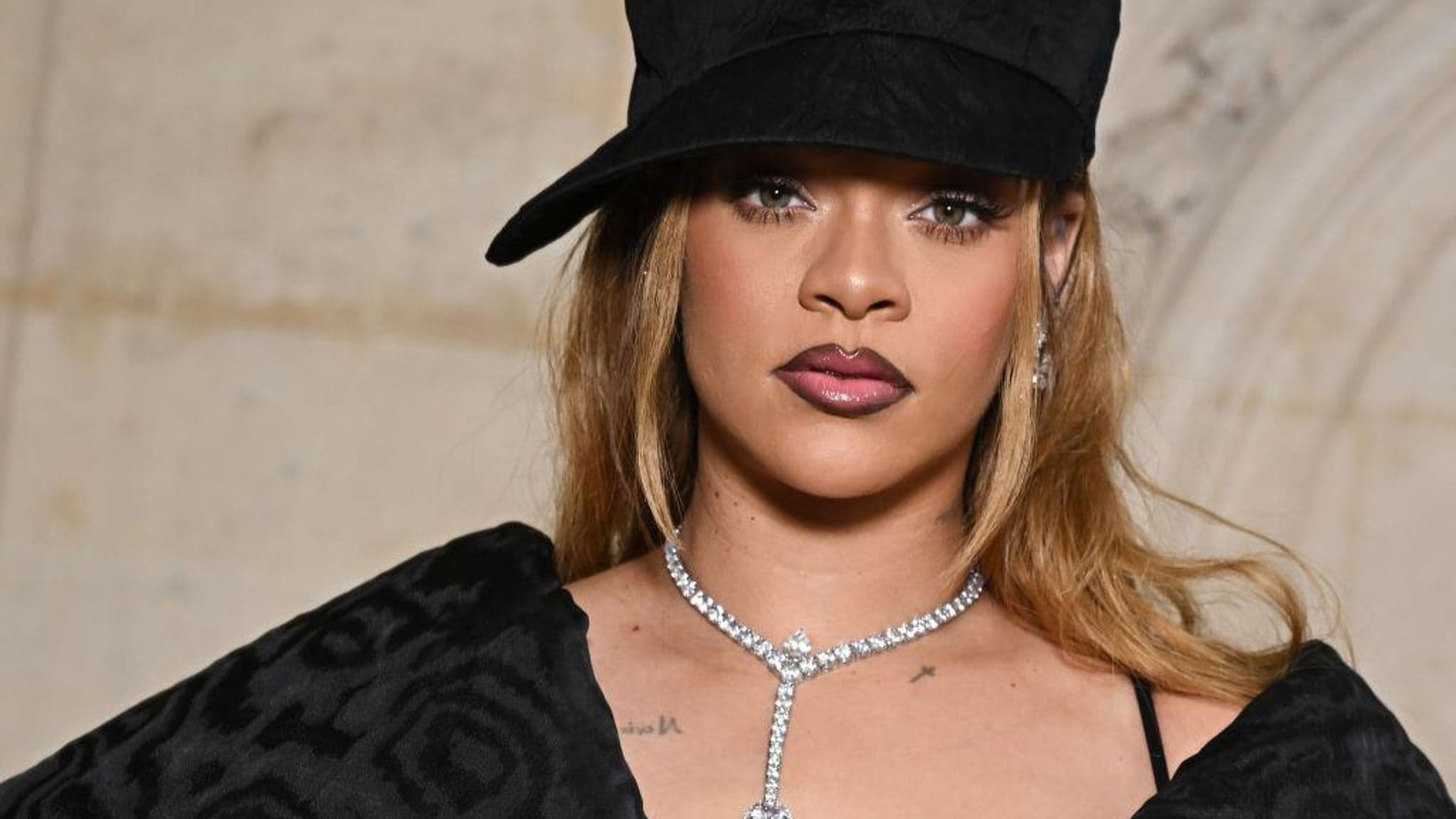 Rihanna está de regreso en la primera fila de Dior Alta Costura