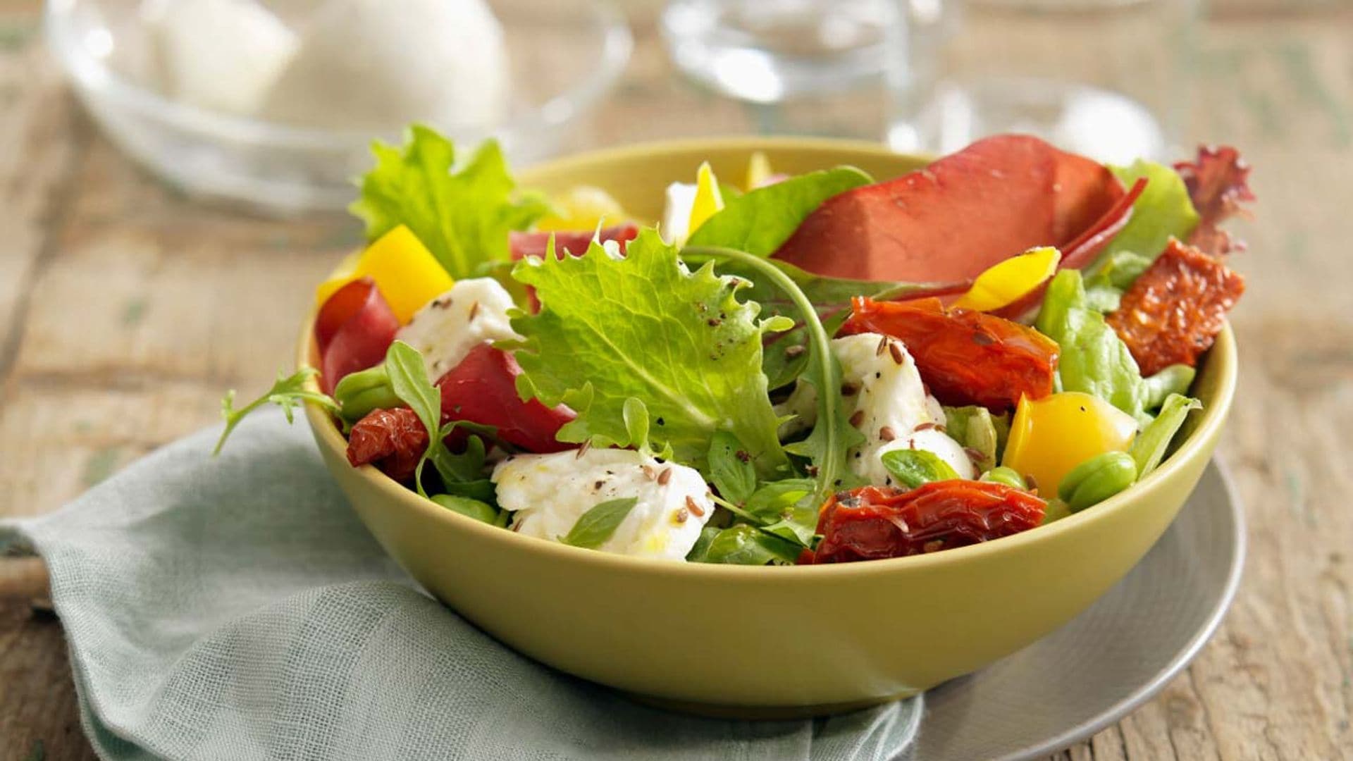 Ensalada de tomate seco, mozzarella y bresaola