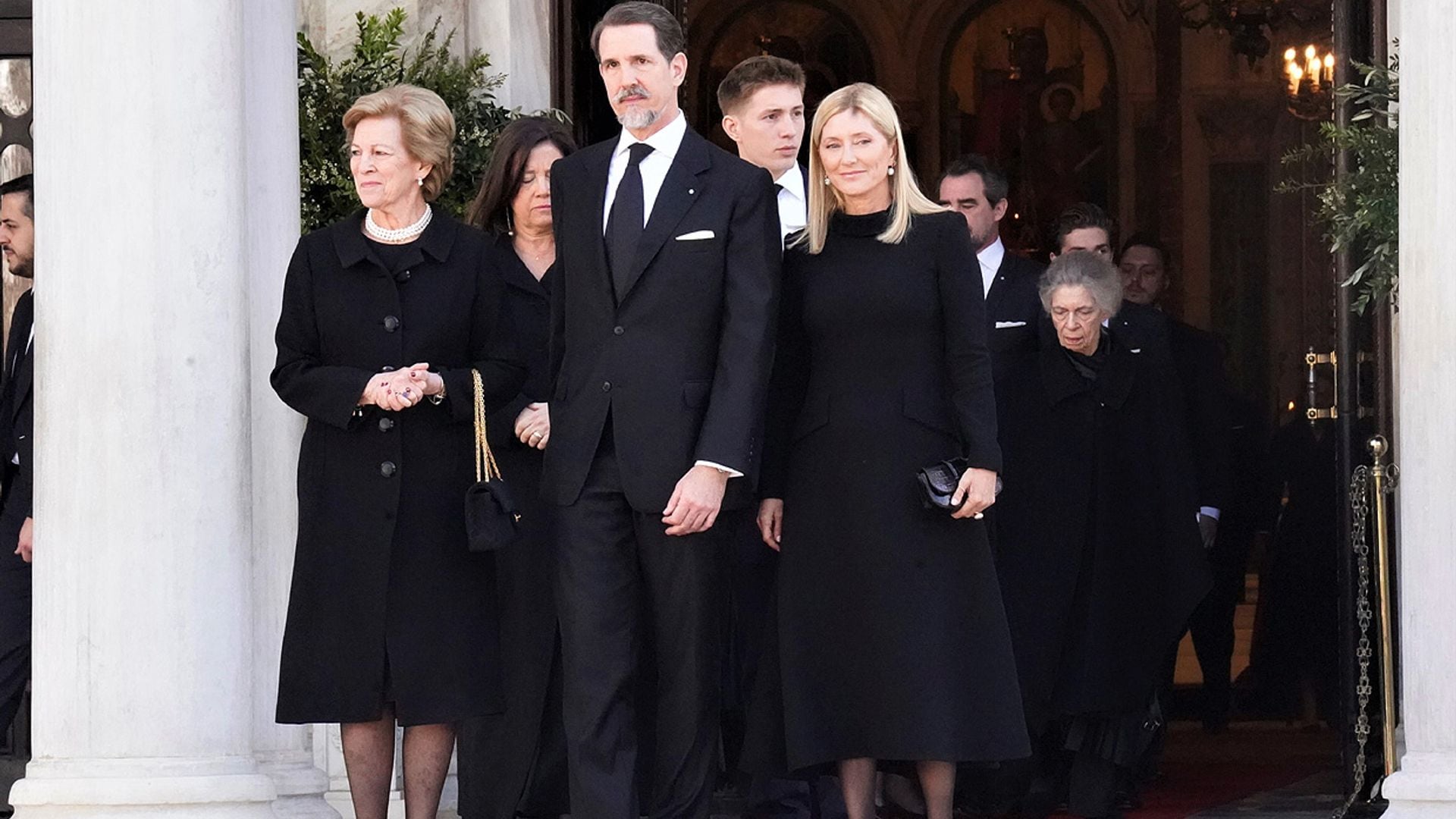 La Familia Real griega, unida en el dolor durante la misa homenaje a Constantino